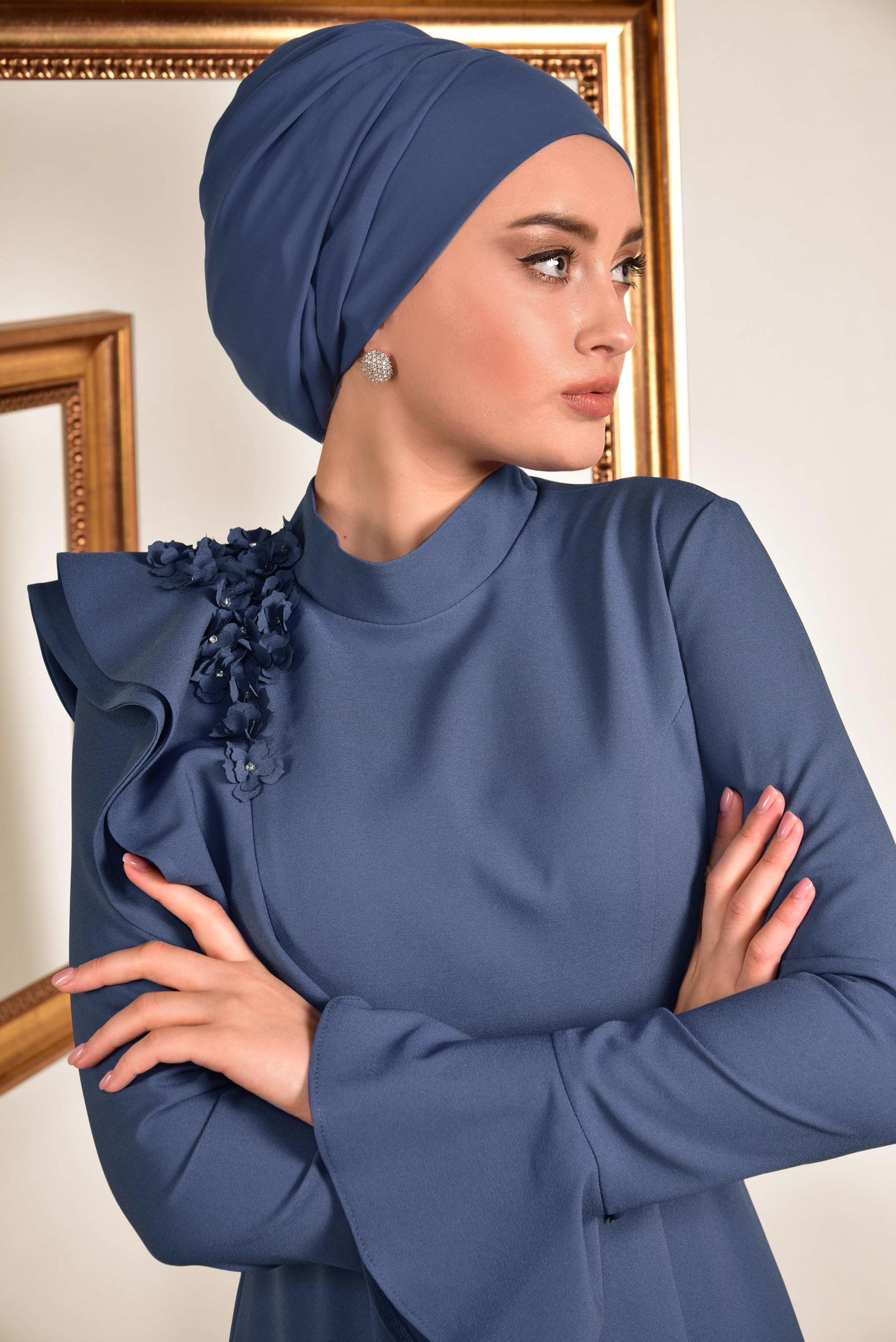 Tesettür giyim MAVİ TEK OMUZU VOLANLI ÇİÇEK DETAYLI ABİYE ELBİSE 5551