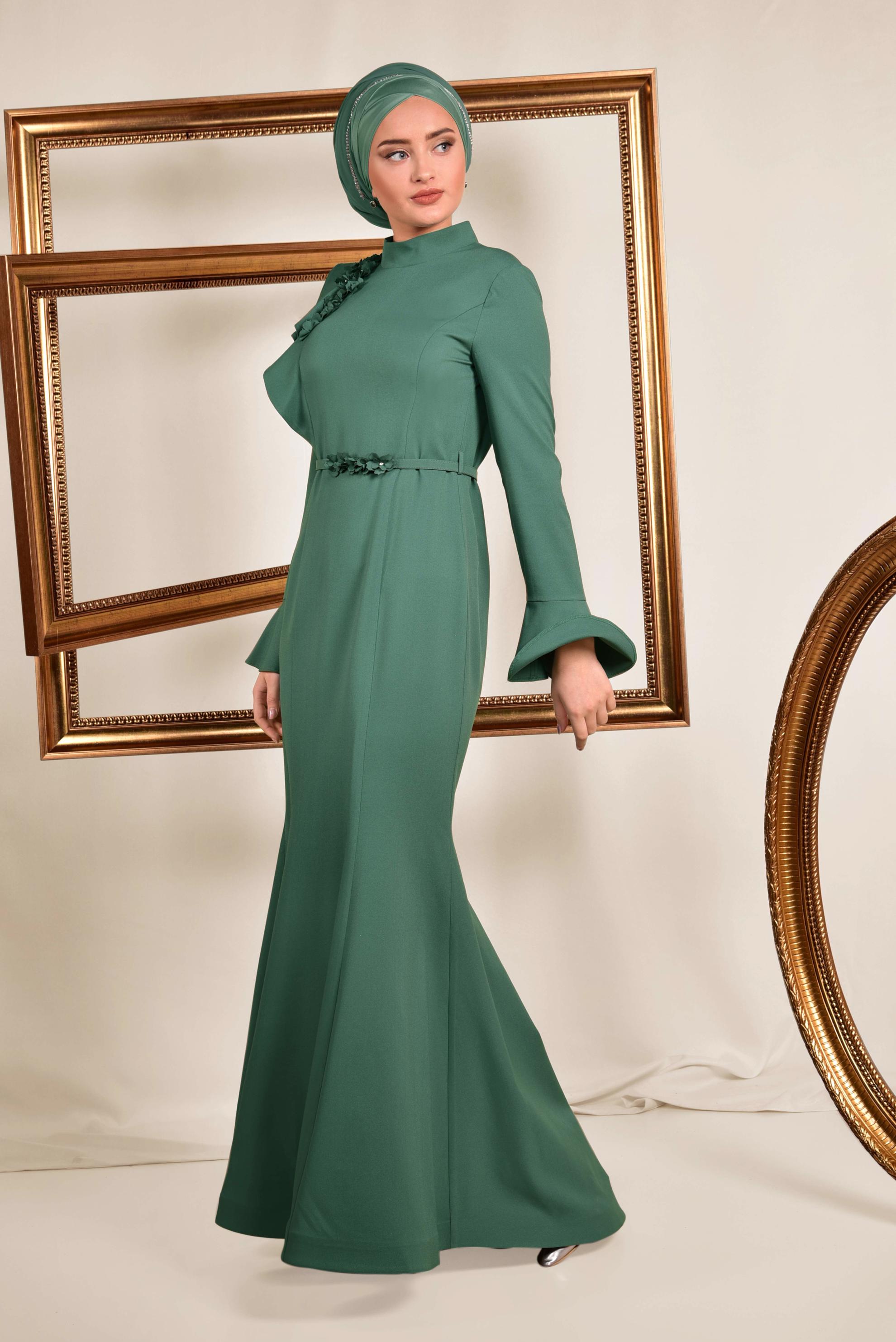 Tesettür giyim YEŞİL TEK OMUZU VOLANLI ÇİÇEK DETAYLI ABİYE ELBİSE 5551