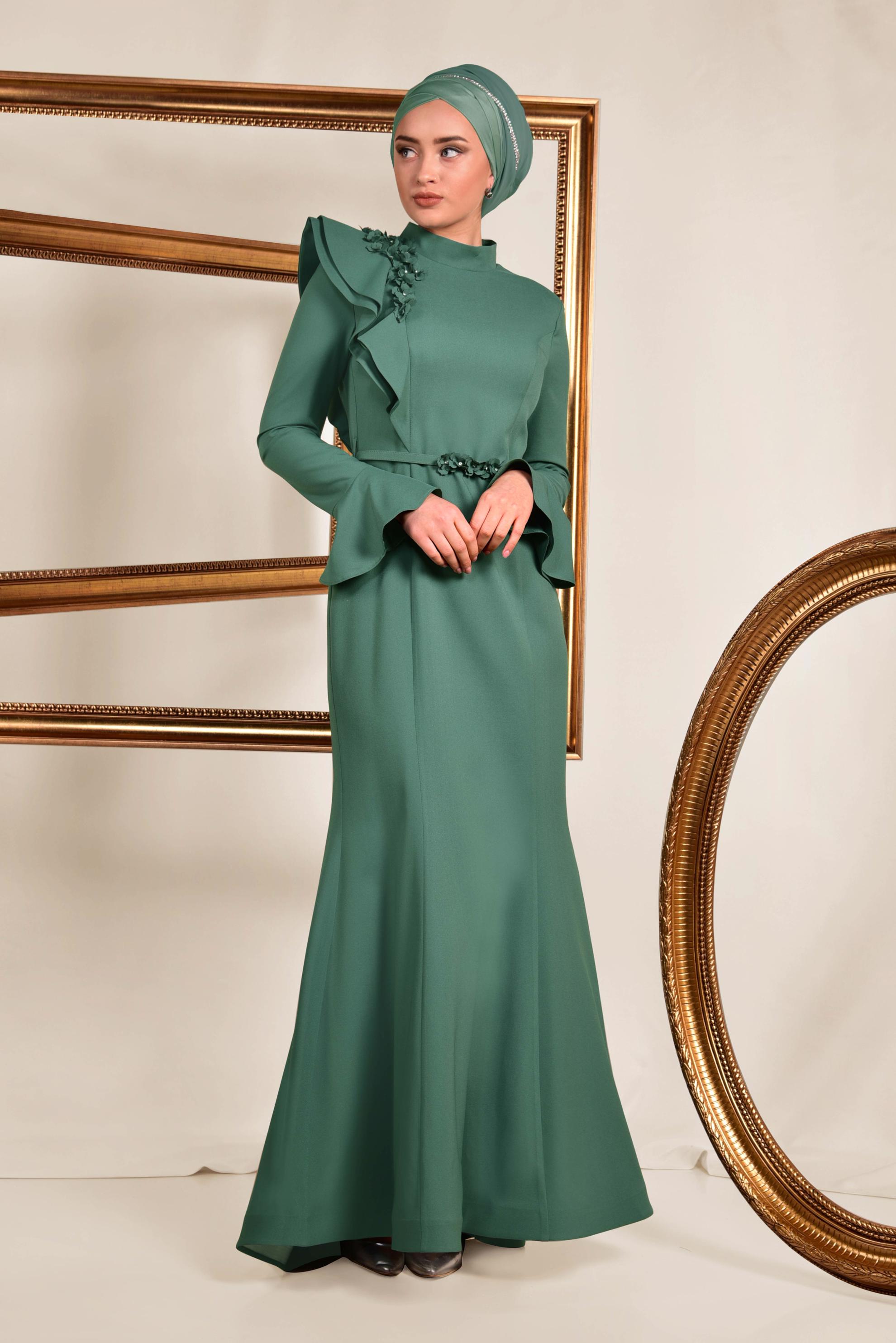 Tesettür giyim YEŞİL TEK OMUZU VOLANLI ÇİÇEK DETAYLI ABİYE ELBİSE 5551
