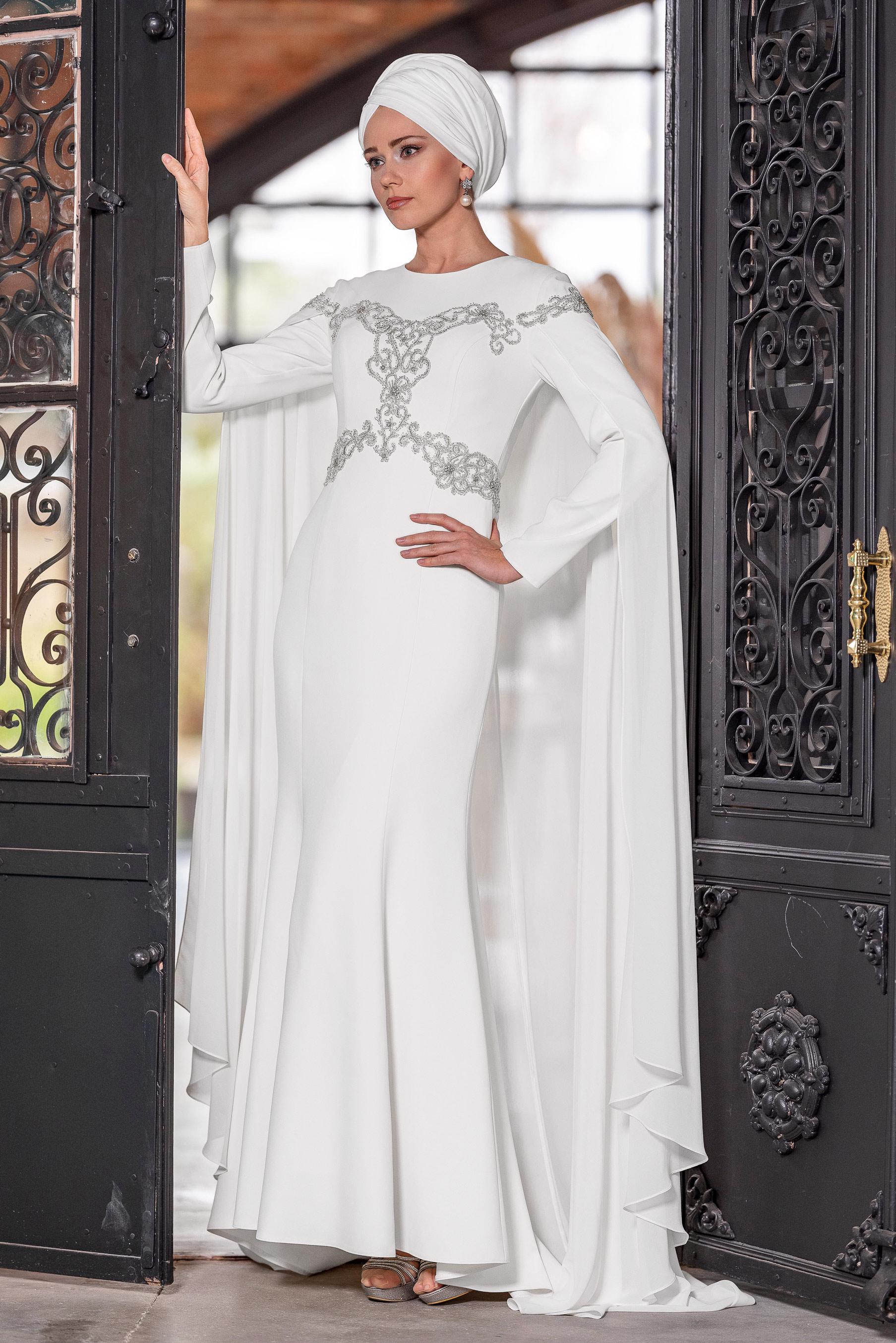 Tesettür giyim BEYAZ İŞLEMELİ PELERİNLİ ABİYE ELBİSE 5555