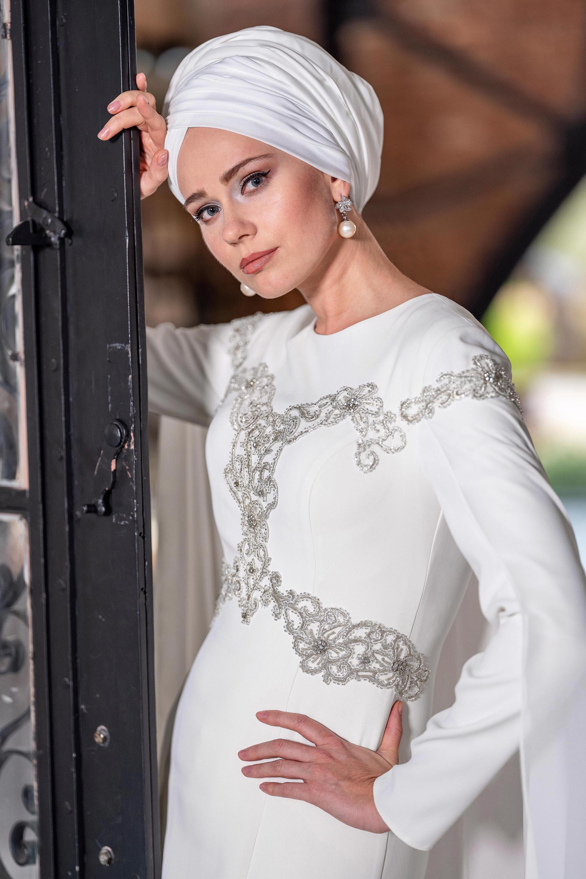 Tesettür giyim BEYAZ İŞLEMELİ PELERİNLİ ABİYE ELBİSE 5555