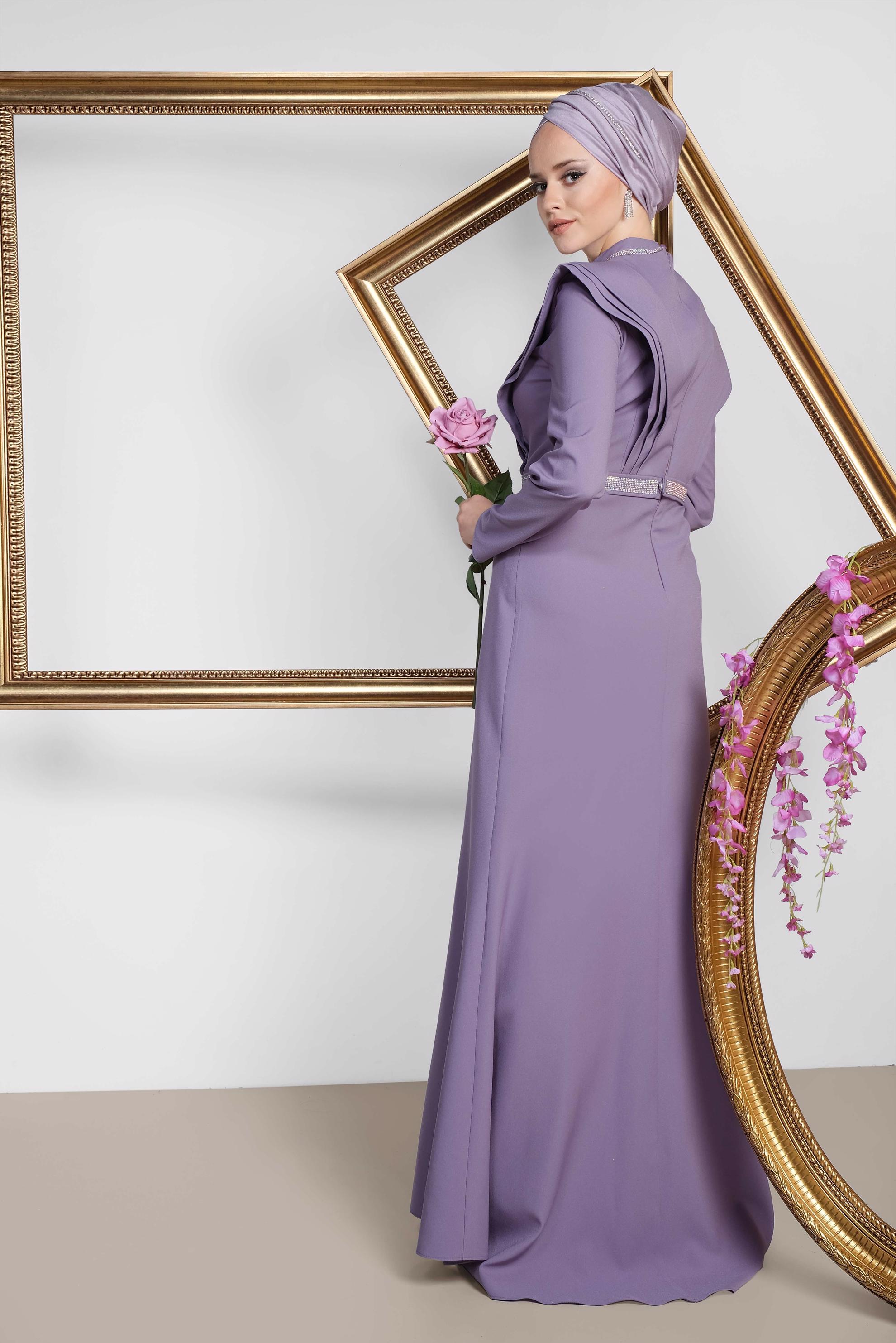 Tesettür giyim MOR KEMERİ VE YAKASI SİMLİ BALIK ABİYE ELBİSE 5562