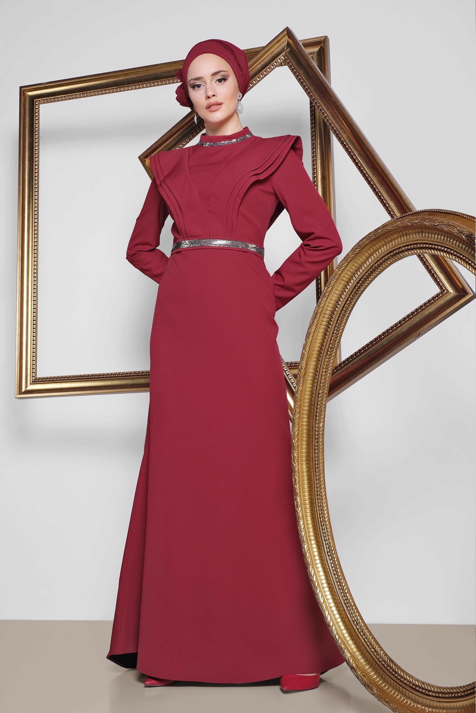 Tesettür giyim BORDO KEMERİ VE YAKASI SİMLİ BALIK ABİYE ELBİSE 5562