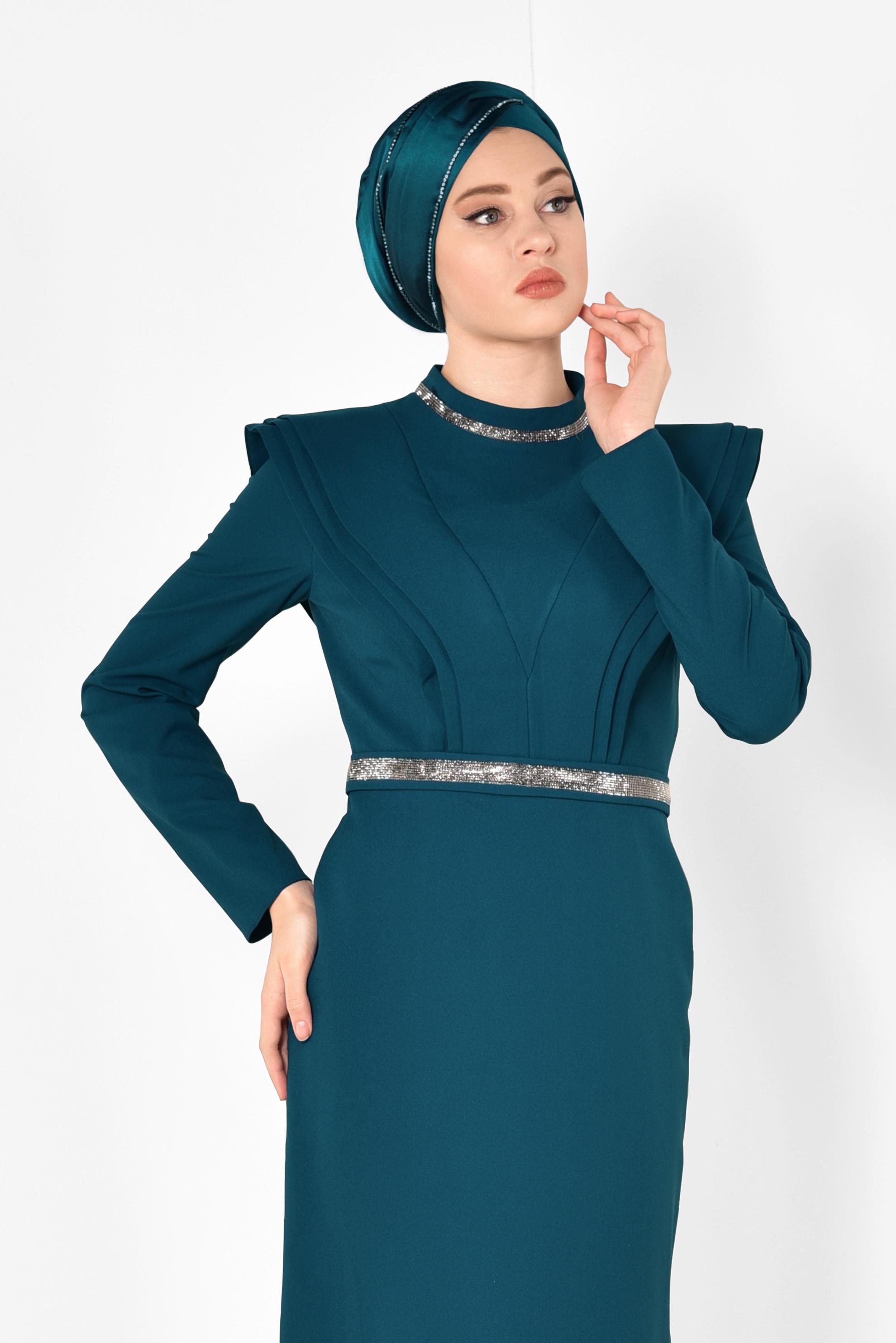 Tesettür giyim YEŞİL KEMERİ VE YAKASI SİMLİ BALIK ABİYE ELBİSE 5562