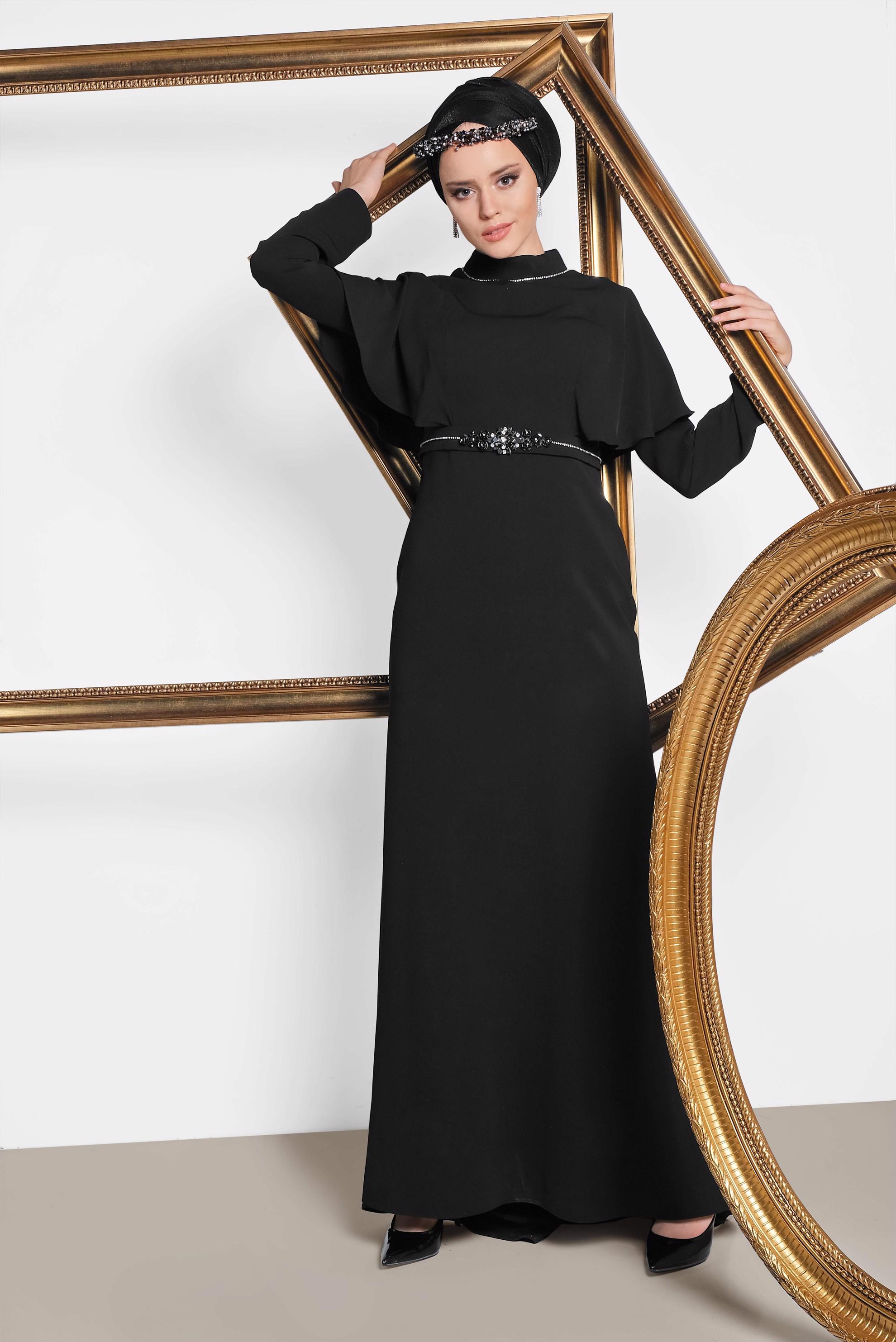 Tesettür giyim SİYAH OMUZLARI VOLANLI KEMERİ TAŞLI ABİYE ELBİSE 5566