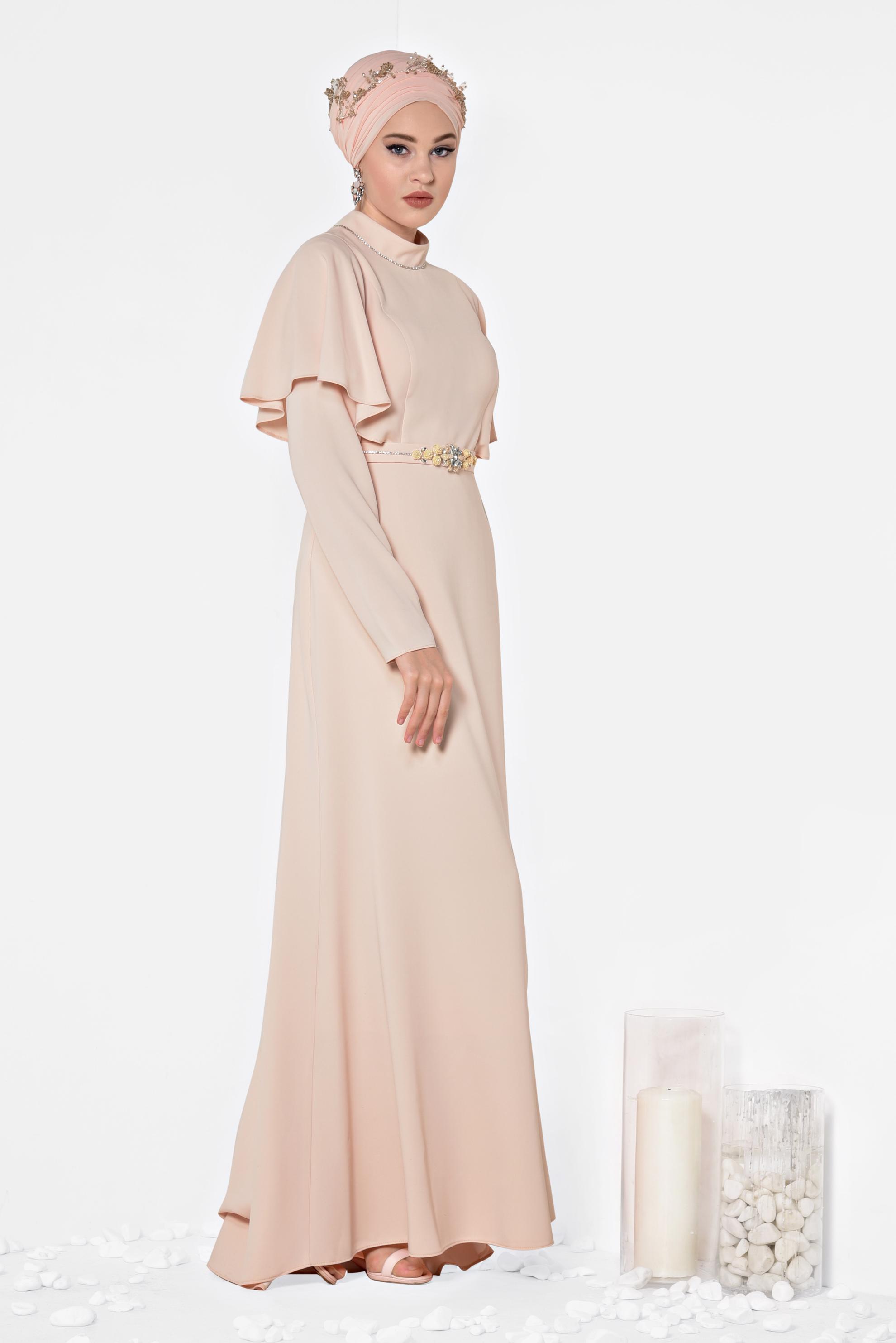 Tesettür giyim PUDRA OMUZLARI VOLANLI KEMERİ TAŞLI ABİYE ELBİSE 5566