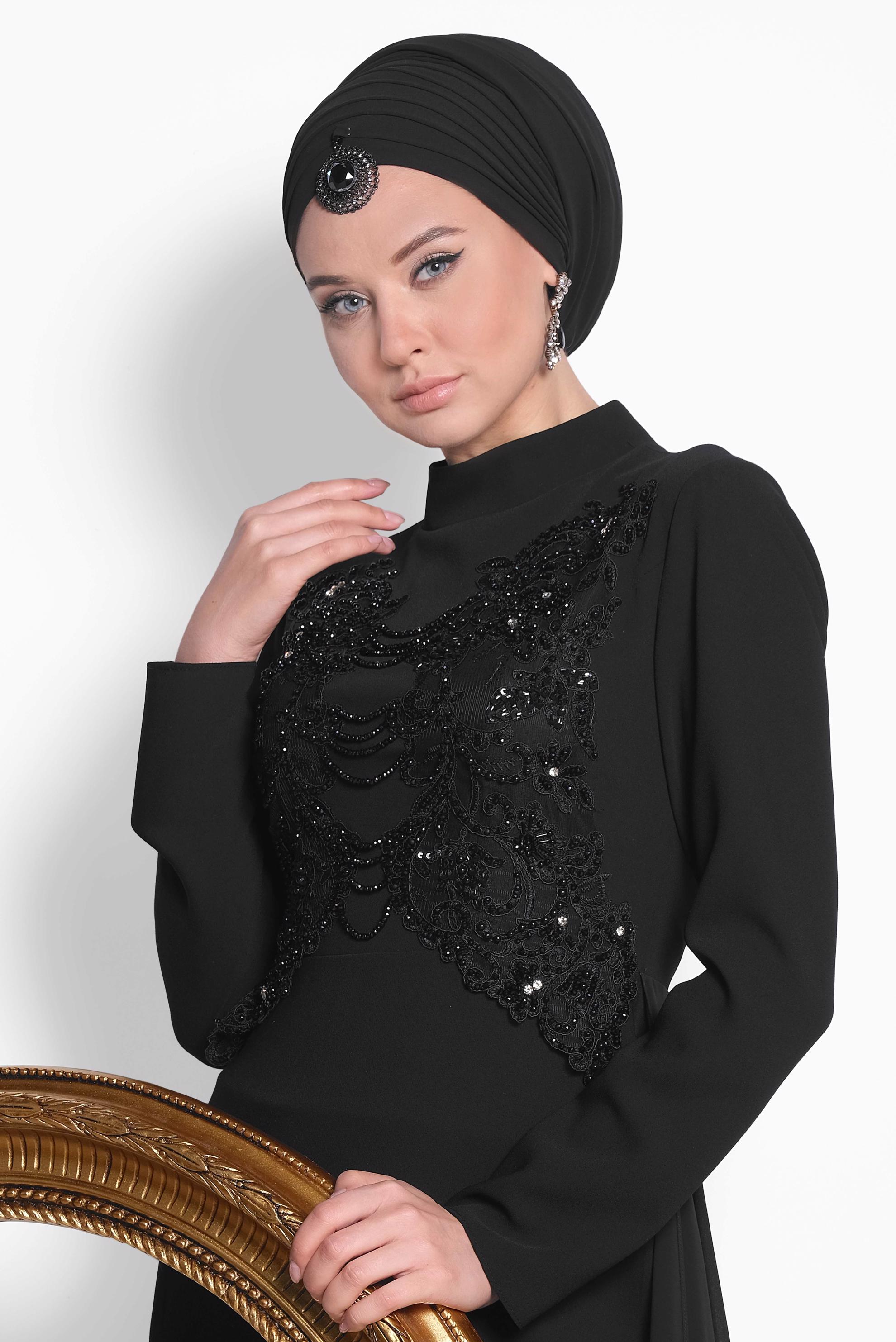 Tesettür giyim SİYAH ARKASI TÜL DETAYLI İŞLEMELİ ABİYE 5570