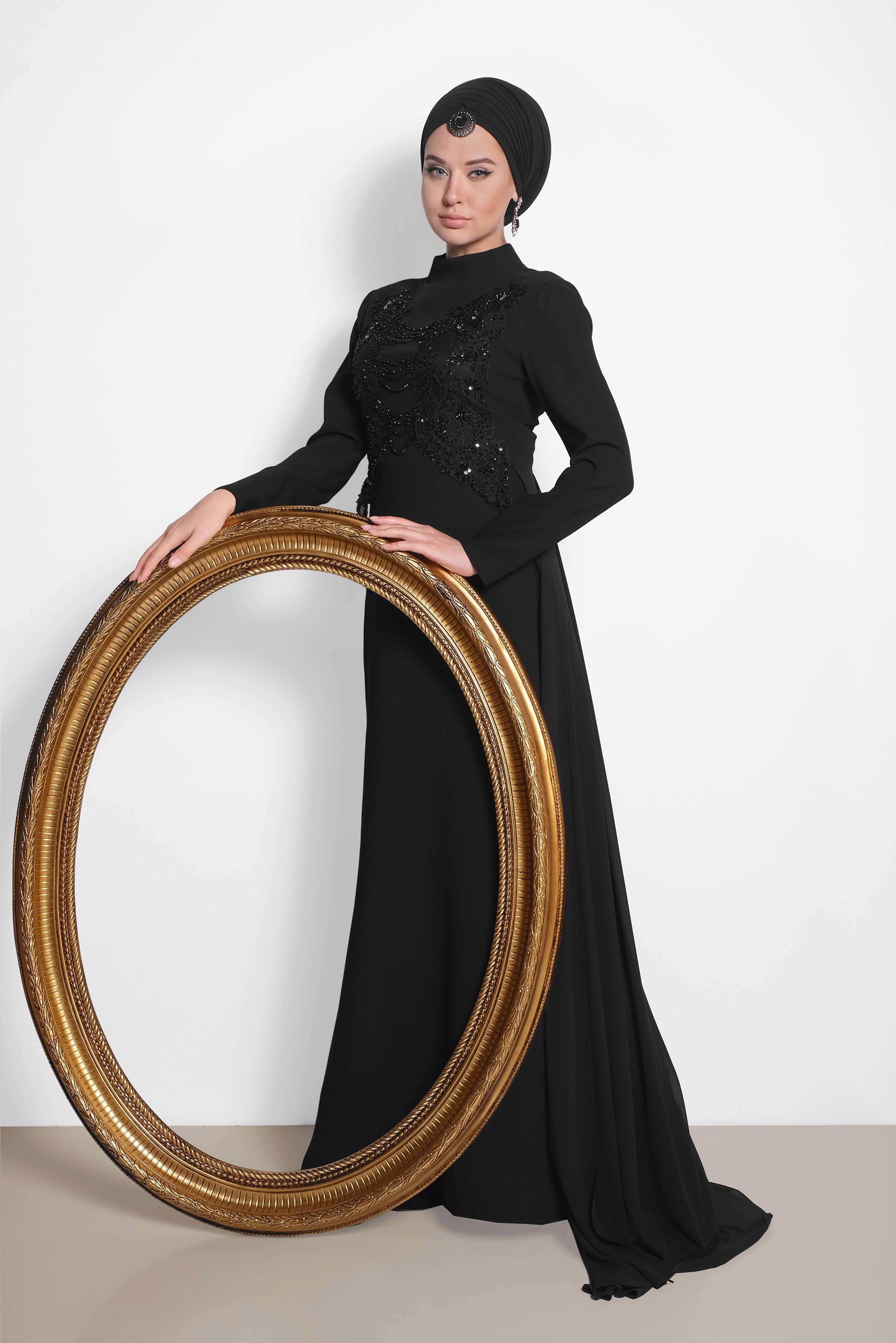 Tesettür giyim SİYAH ARKASI TÜL DETAYLI İŞLEMELİ ABİYE 5570