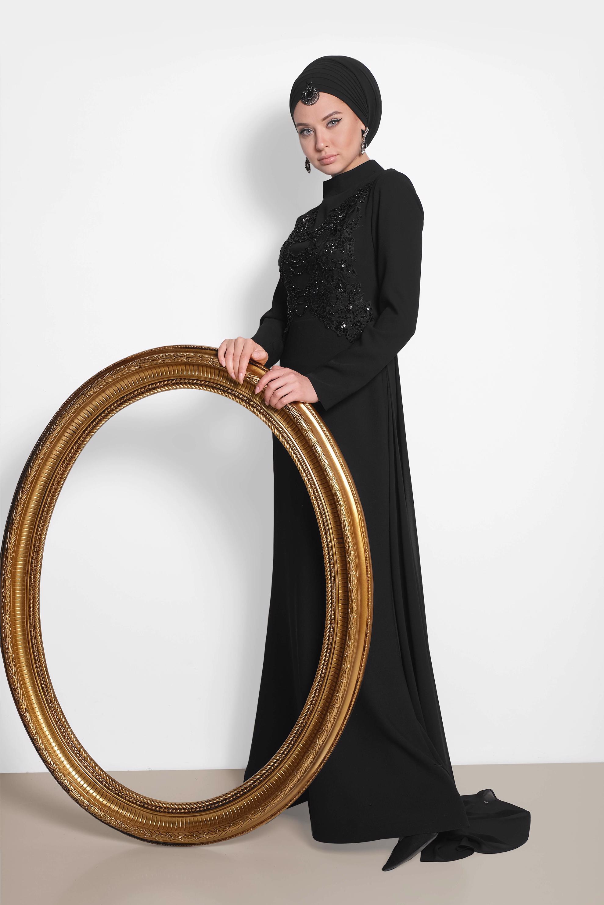 Tesettür giyim SİYAH ARKASI TÜL DETAYLI İŞLEMELİ ABİYE 5570