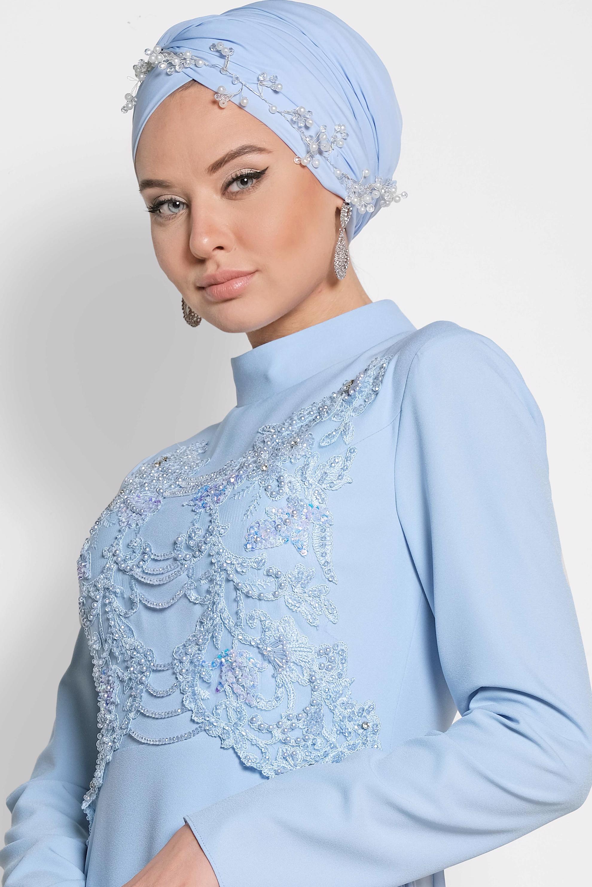 Tesettür giyim MAVİ ARKASI TÜL DETAYLI İŞLEMELİ ABİYE 5570