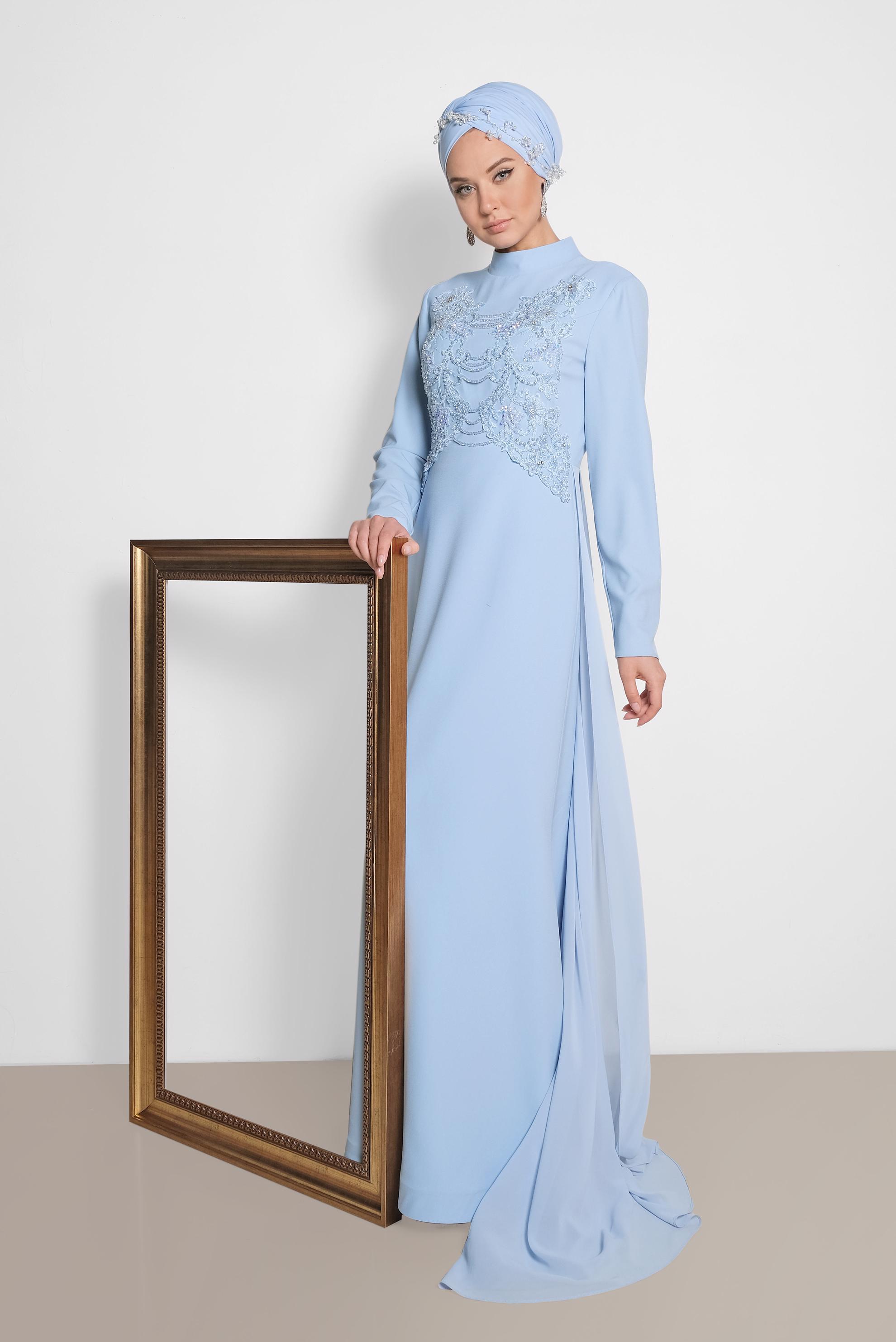Tesettür giyim MAVİ ARKASI TÜL DETAYLI İŞLEMELİ ABİYE 5570