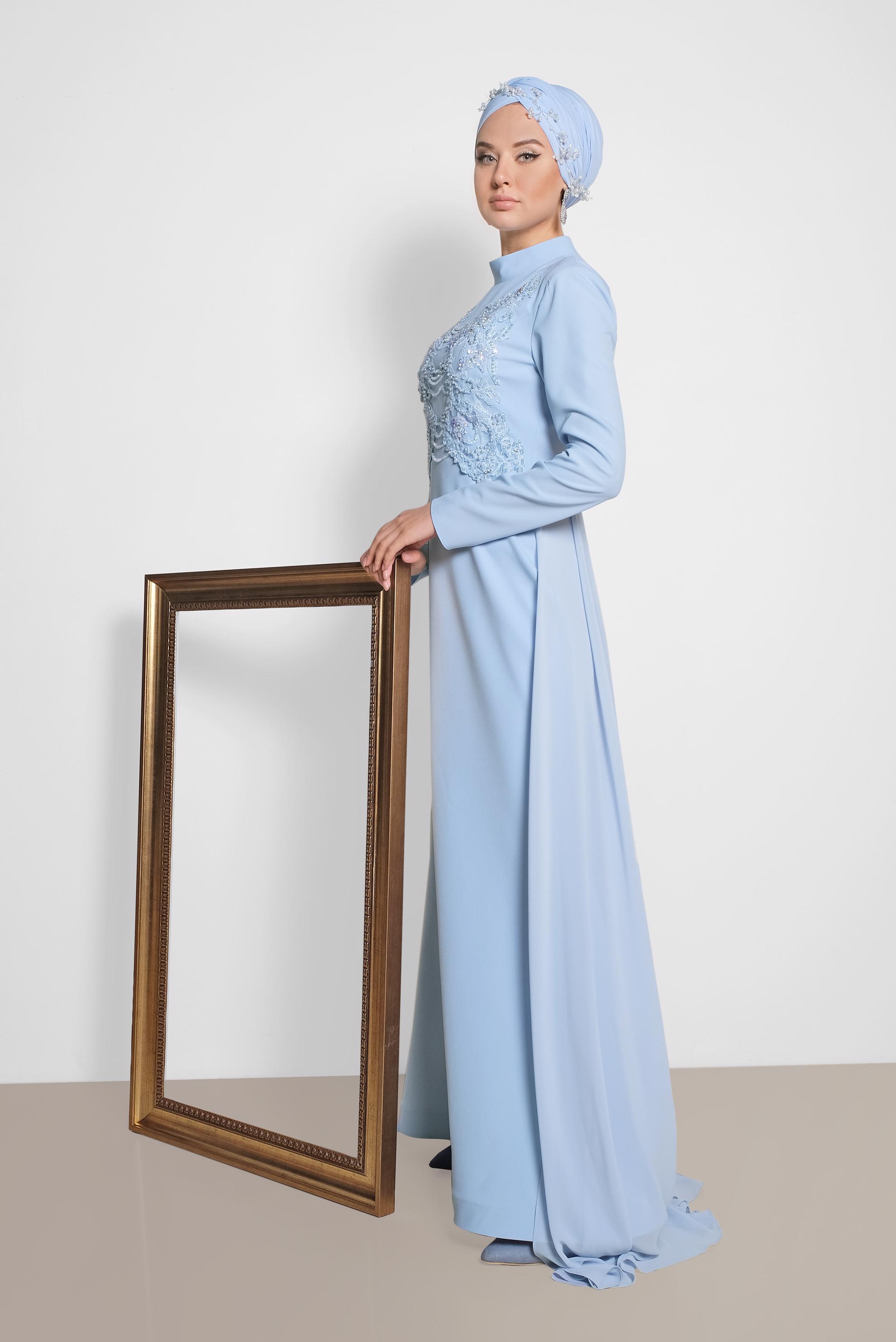 Tesettür giyim MAVİ ARKASI TÜL DETAYLI İŞLEMELİ ABİYE 5570