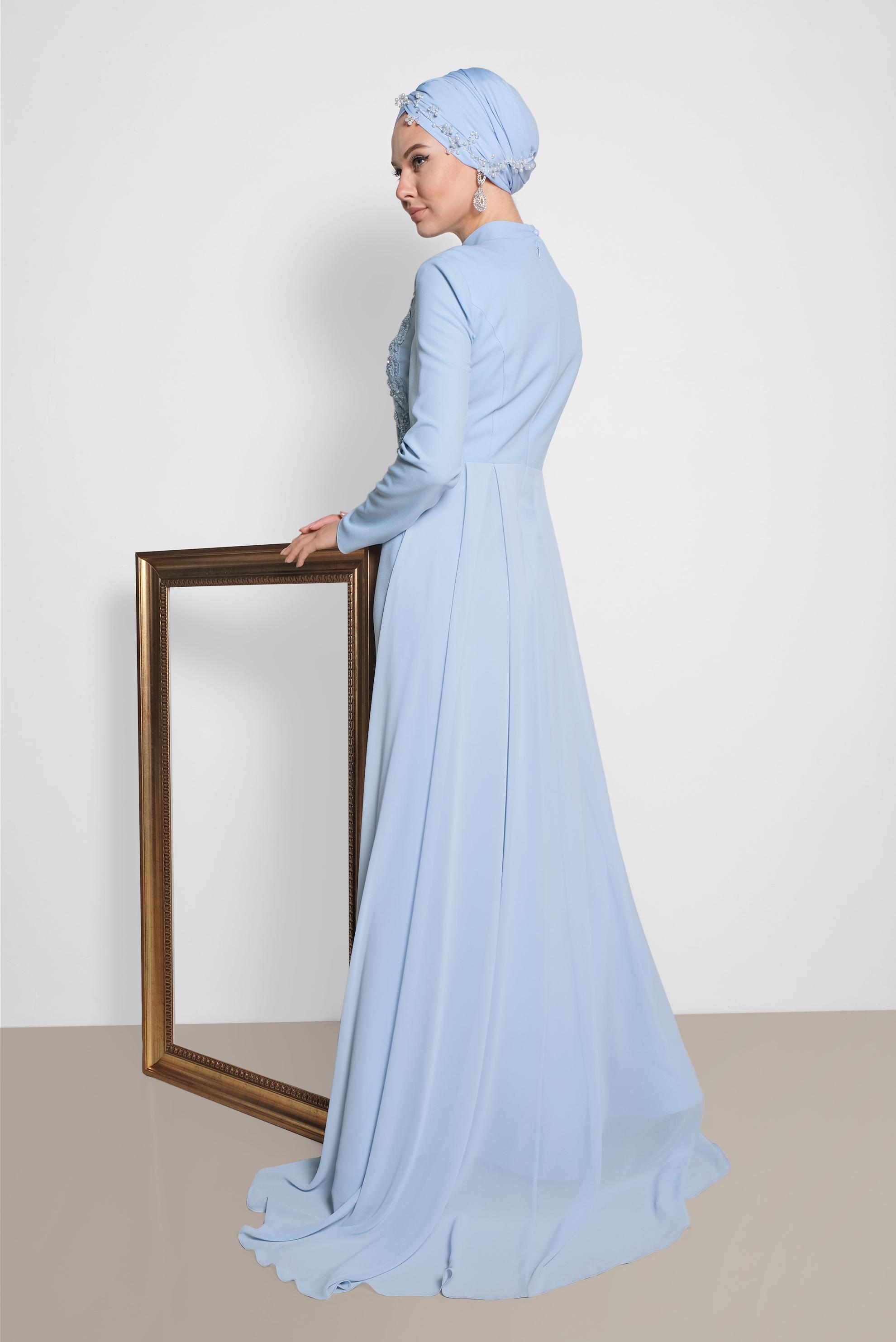 Tesettür giyim MAVİ ARKASI TÜL DETAYLI İŞLEMELİ ABİYE 5570