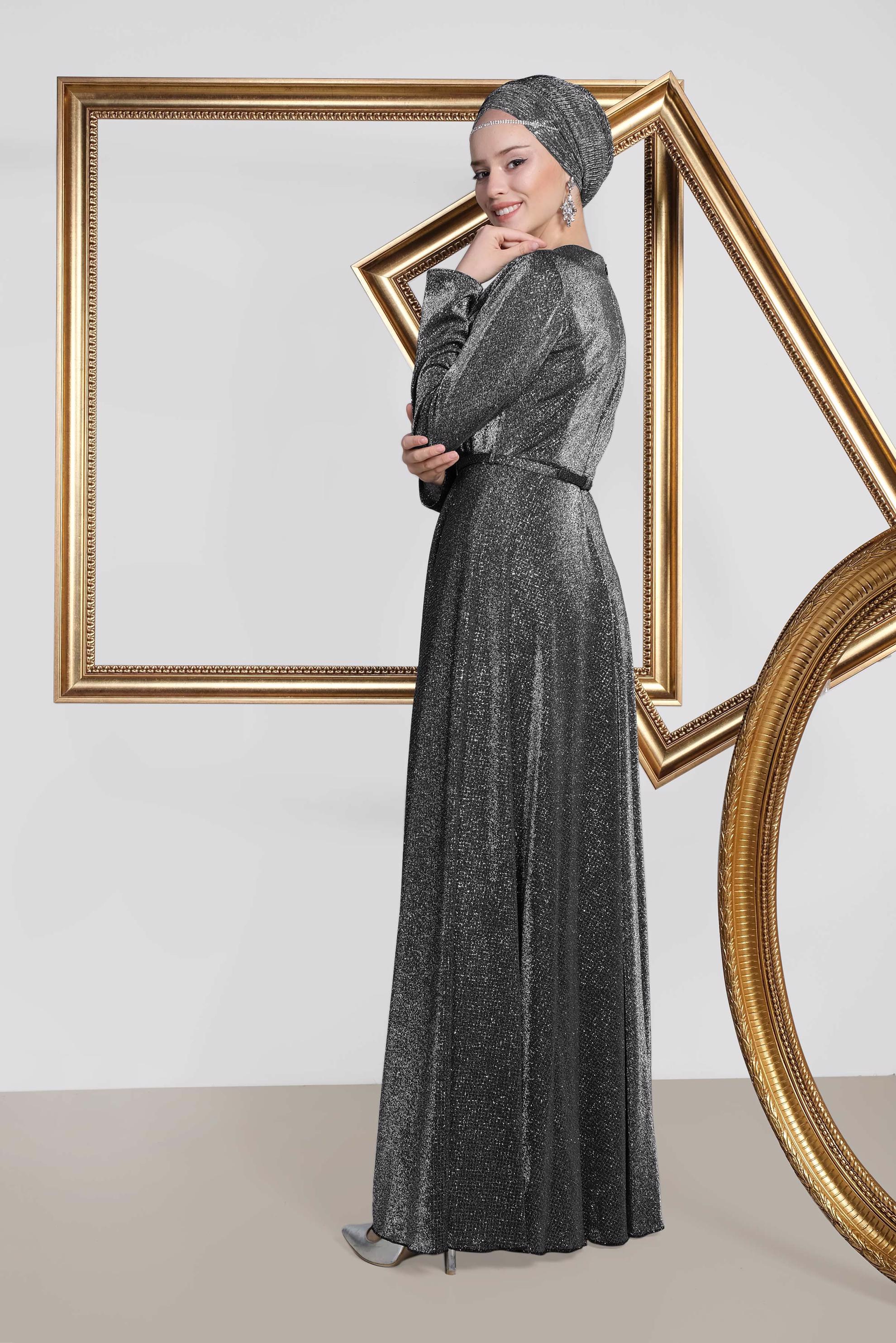 Tesettür giyim SİYAH KEMERLİ SİMLİ ABİYE ELBİSE 5591