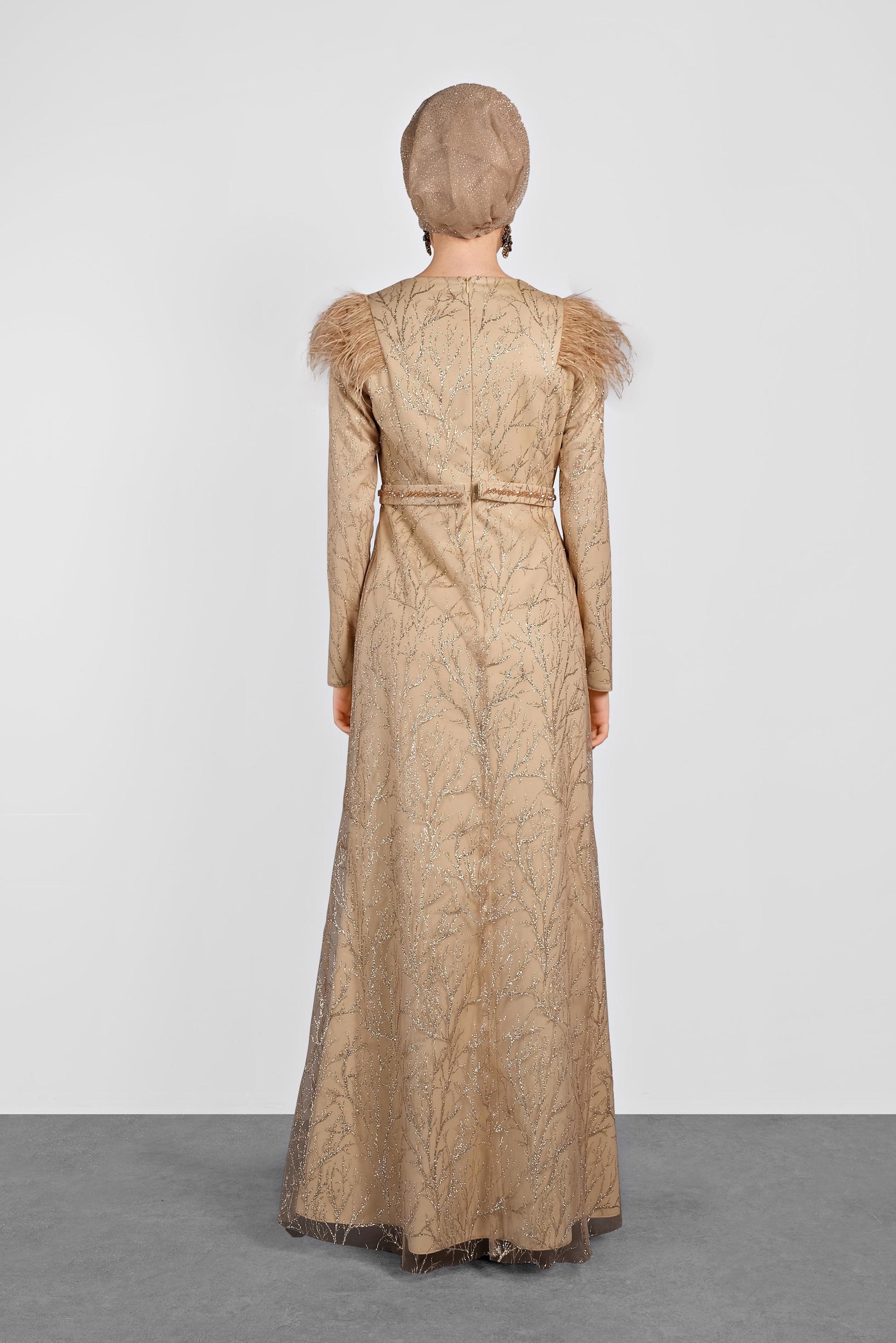 Tesettür giyim ALTIN OMUZLARI TÜY DETAYLI SİMLİ ABİYE ELBİSE 5615