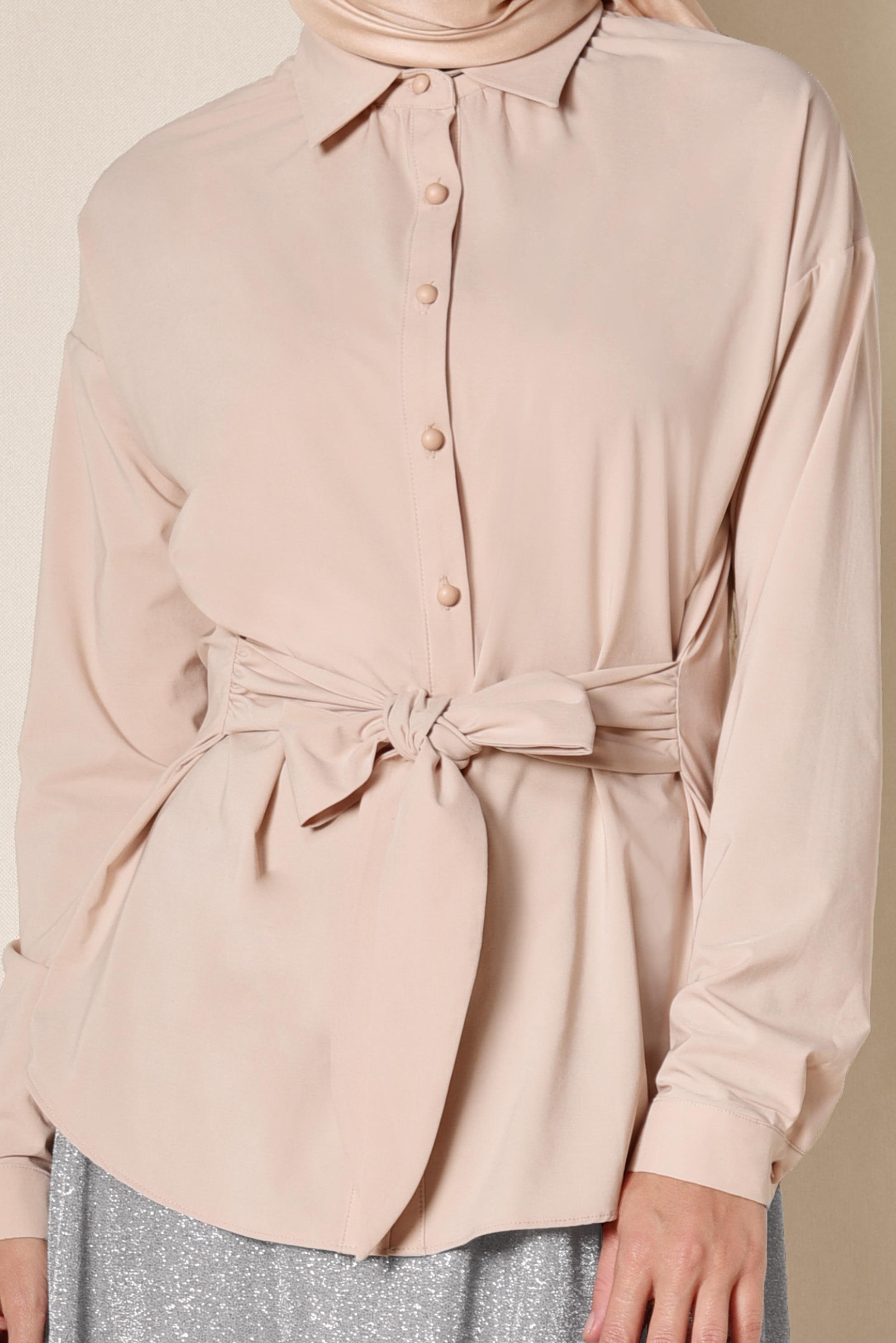 Tesettür giyim BEJ ÖNDEN DÜĞMELİ BELİ KUŞAKLI BLUZ 4077