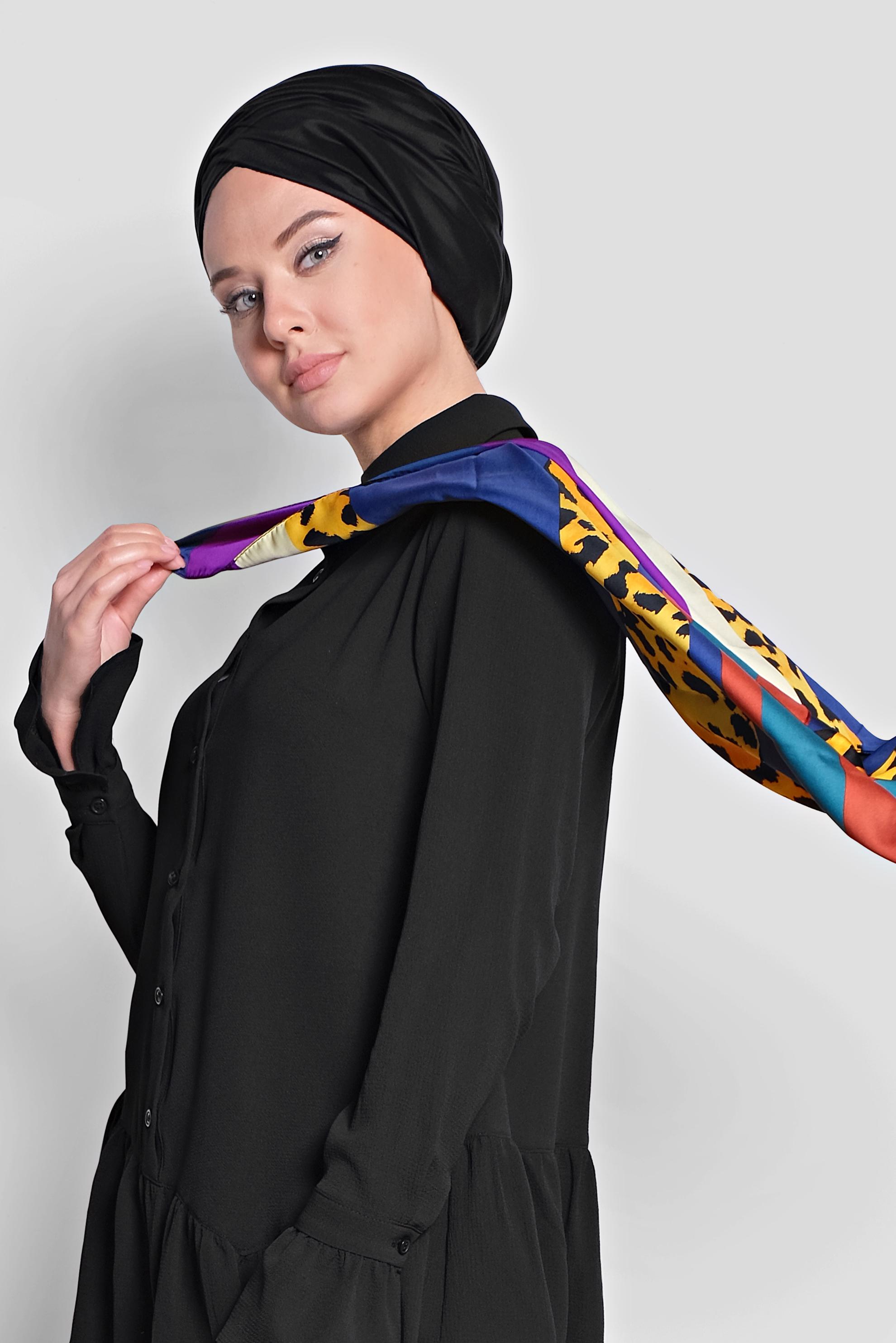 Tesettür giyim SİYAH ETEK UCU VE KOLLARI VOLANLI ASİMETRİK KESİM BLUZ 4234