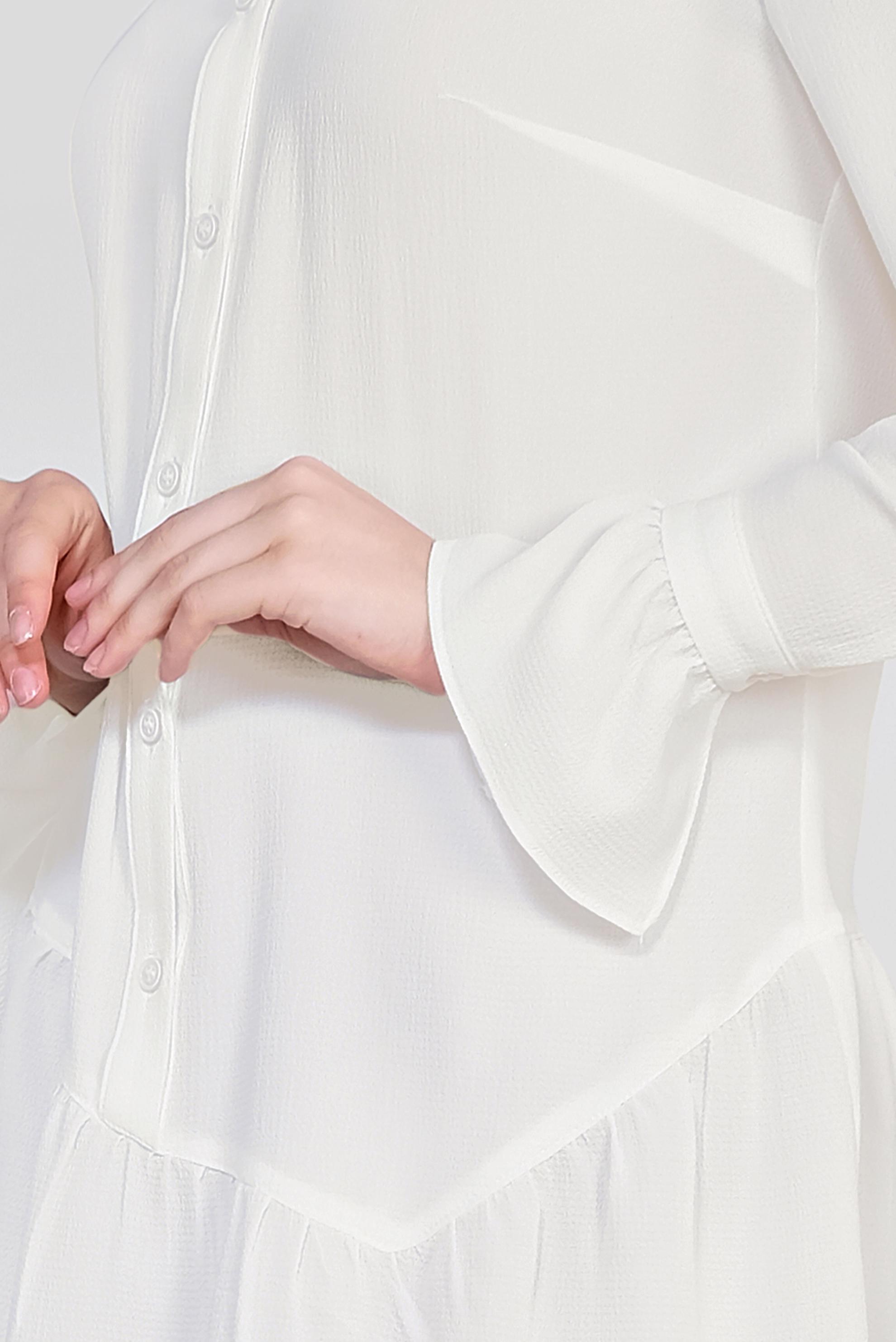 Tesettür giyim BEYAZ ETEK UCU VE KOLLARI VOLANLI ASİMETRİK KESİM BLUZ 4234