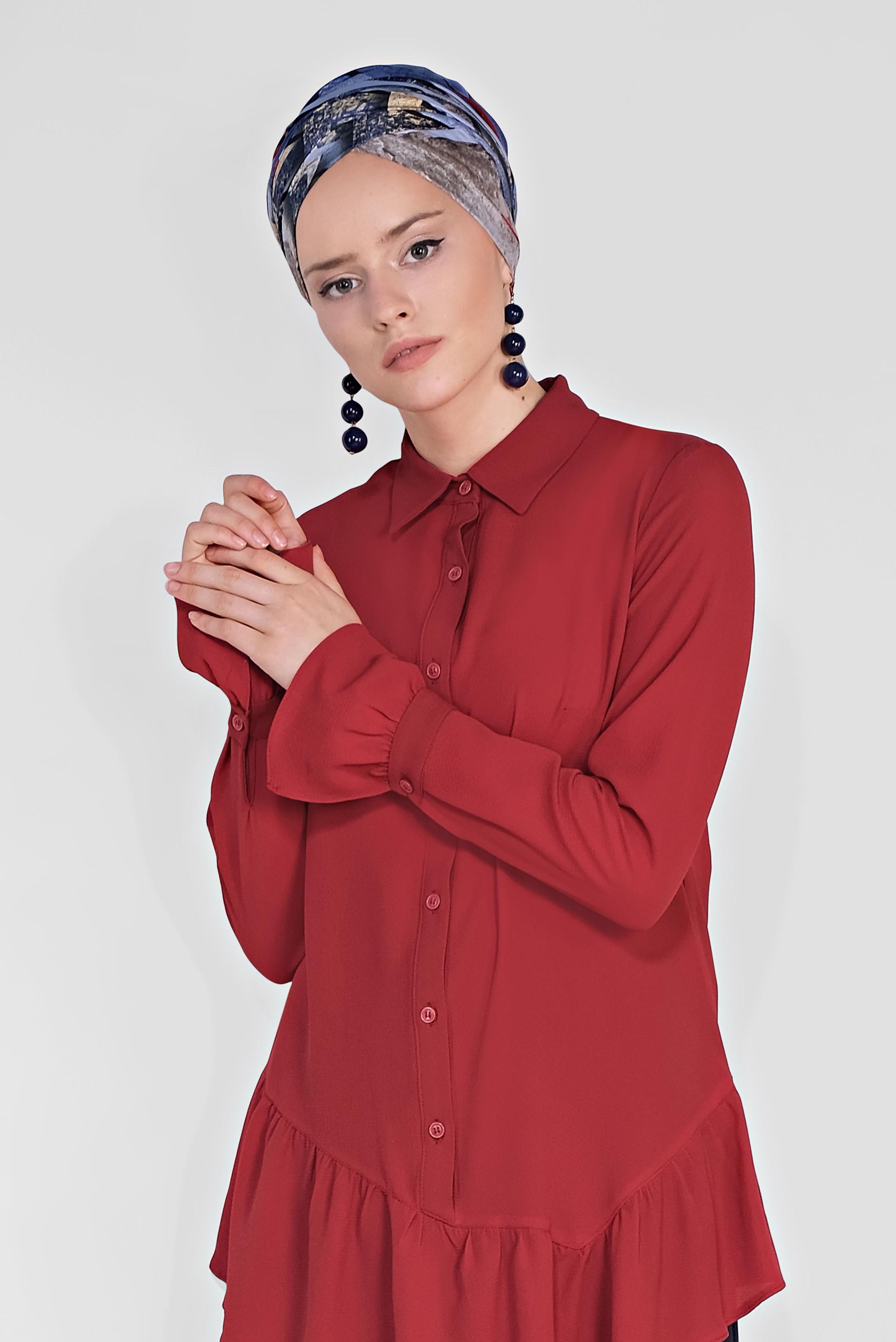 Tesettür giyim KIRMIZI ETEK UCU VE KOLLARI VOLANLI ASİMETRİK KESİM BLUZ 4234