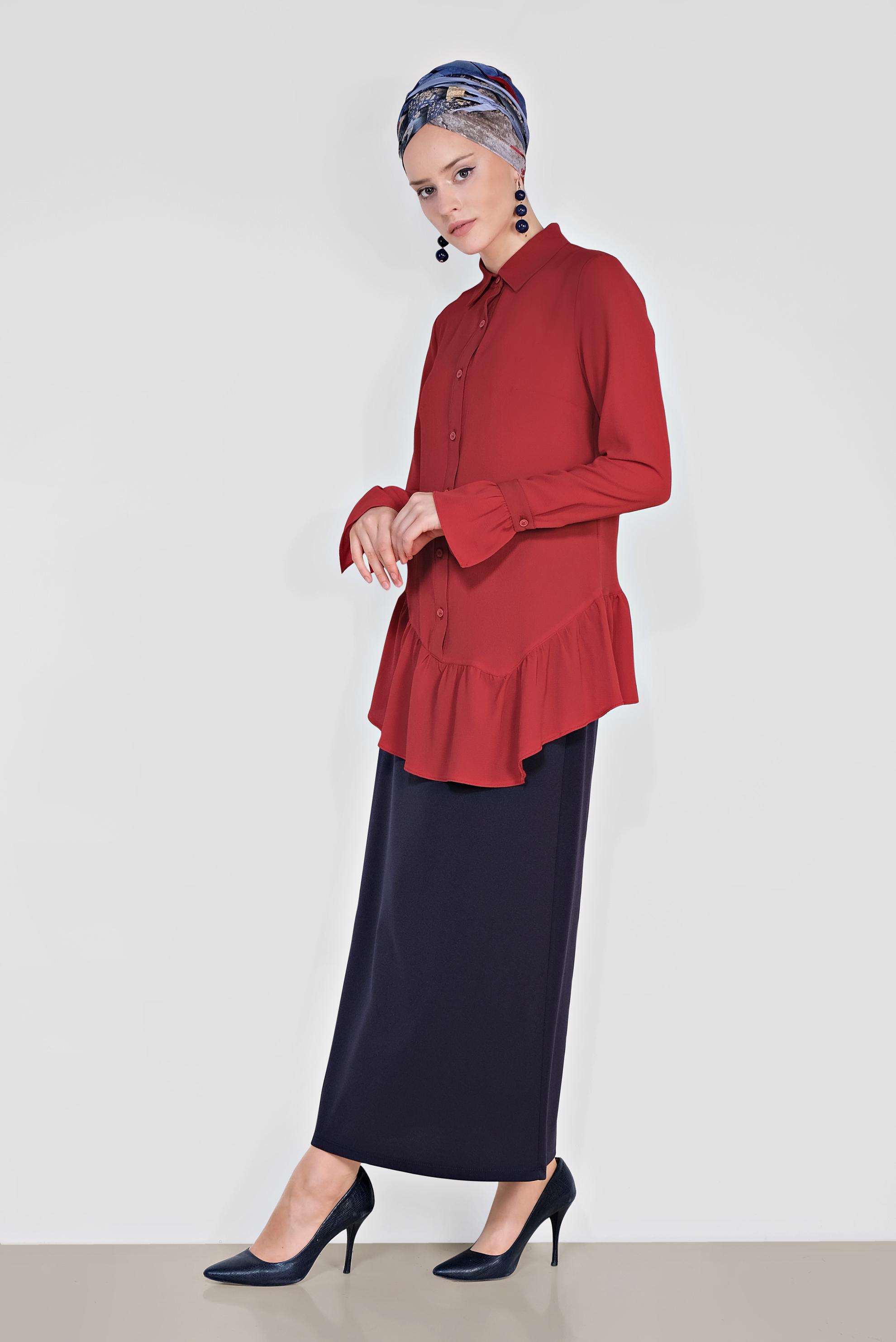Tesettür giyim KIRMIZI ETEK UCU VE KOLLARI VOLANLI ASİMETRİK KESİM BLUZ 4234