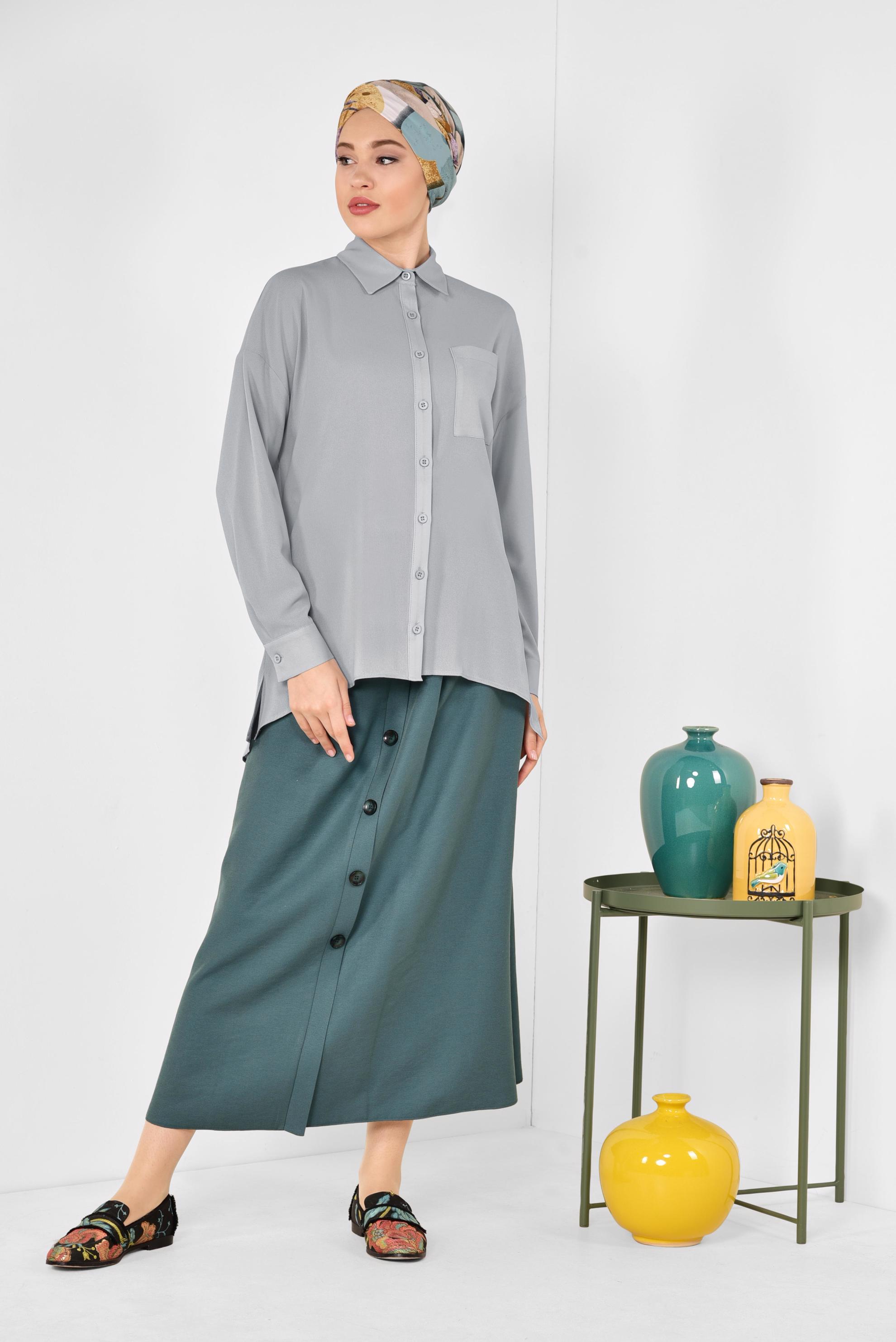 Tesettür giyim GRİ ASİMETRİK KESİM ÖNDEN DÜĞMELİ BLUZ 4886