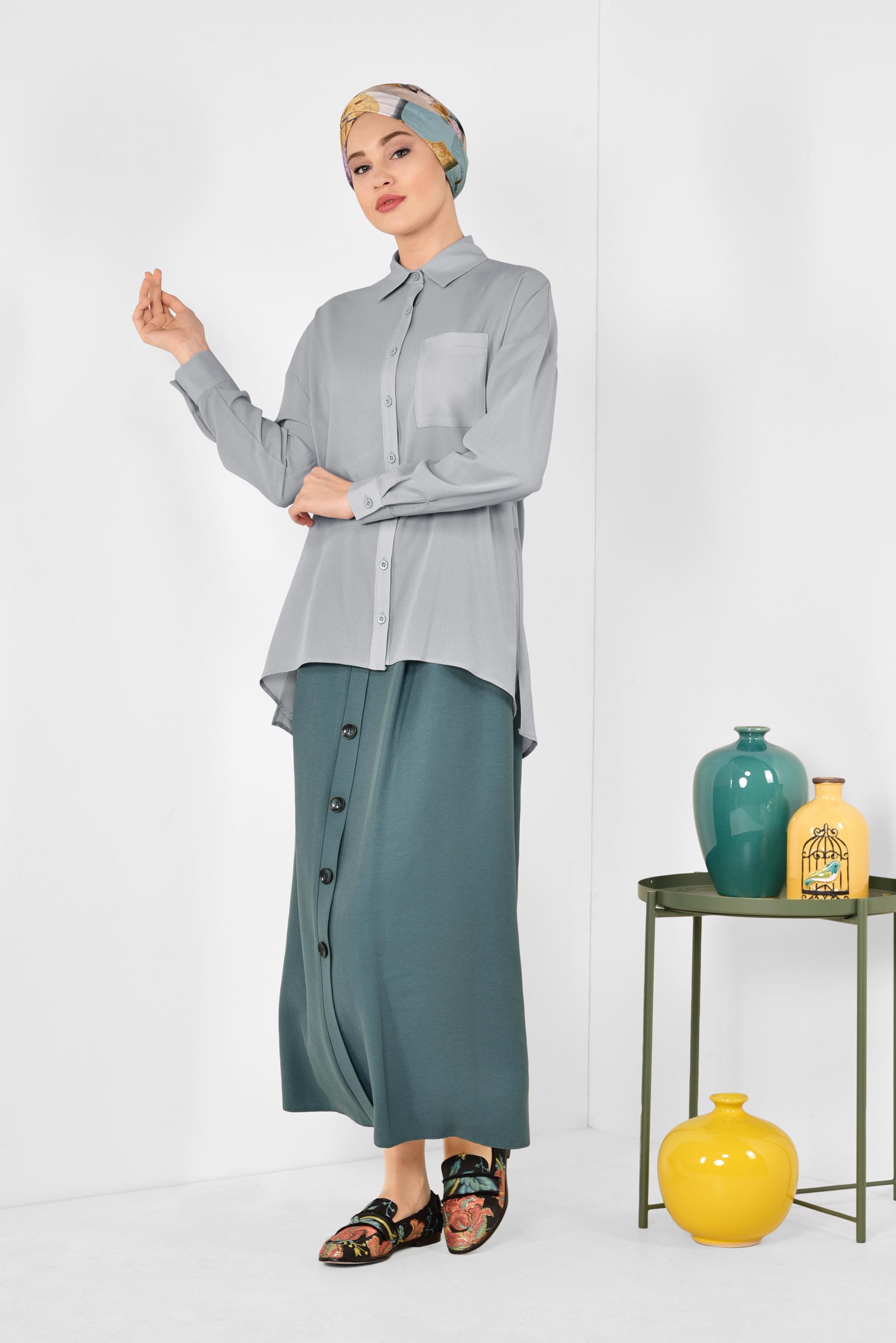 Tesettür giyim GRİ ASİMETRİK KESİM ÖNDEN DÜĞMELİ BLUZ 4886