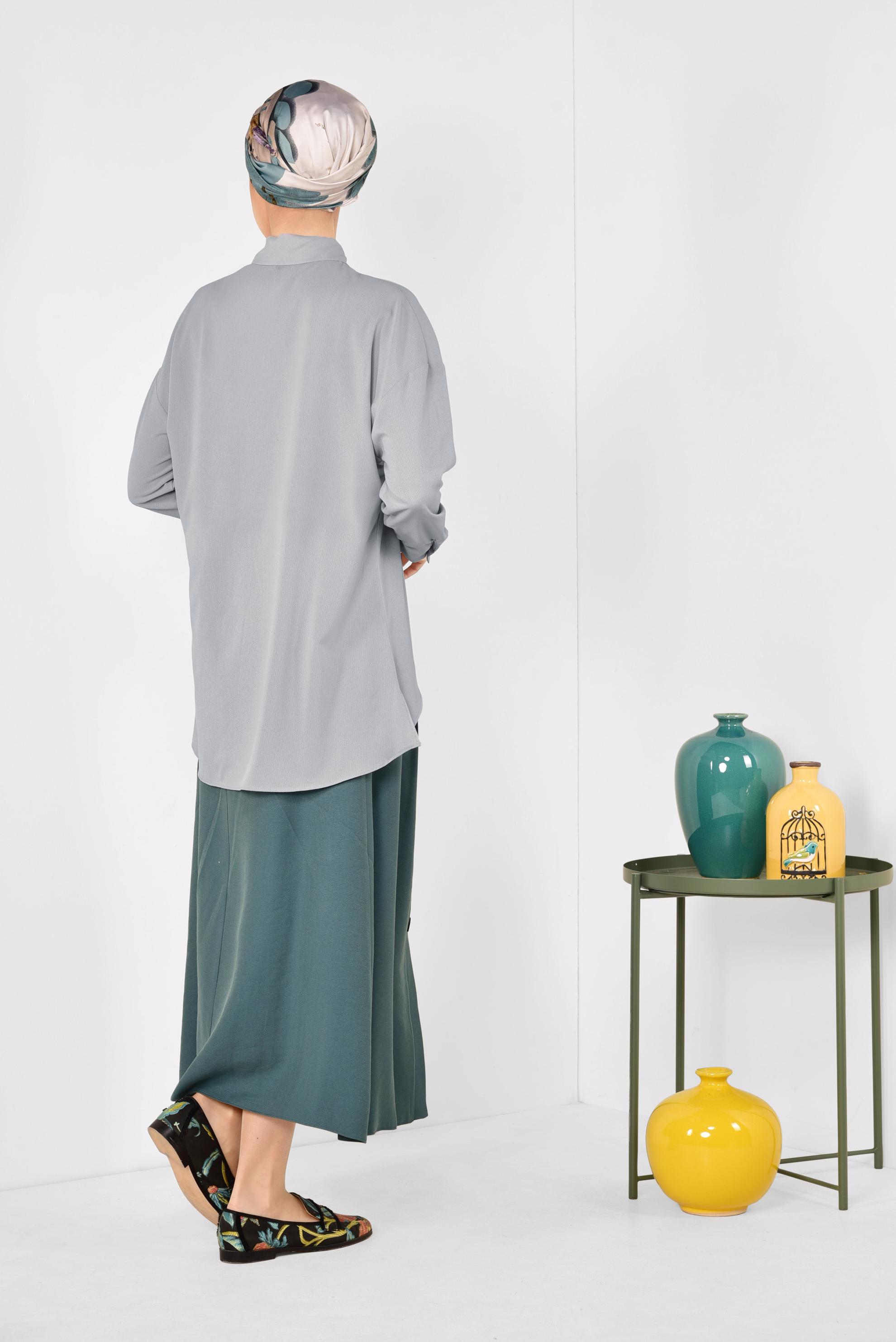 Tesettür giyim GRİ ASİMETRİK KESİM ÖNDEN DÜĞMELİ BLUZ 4886