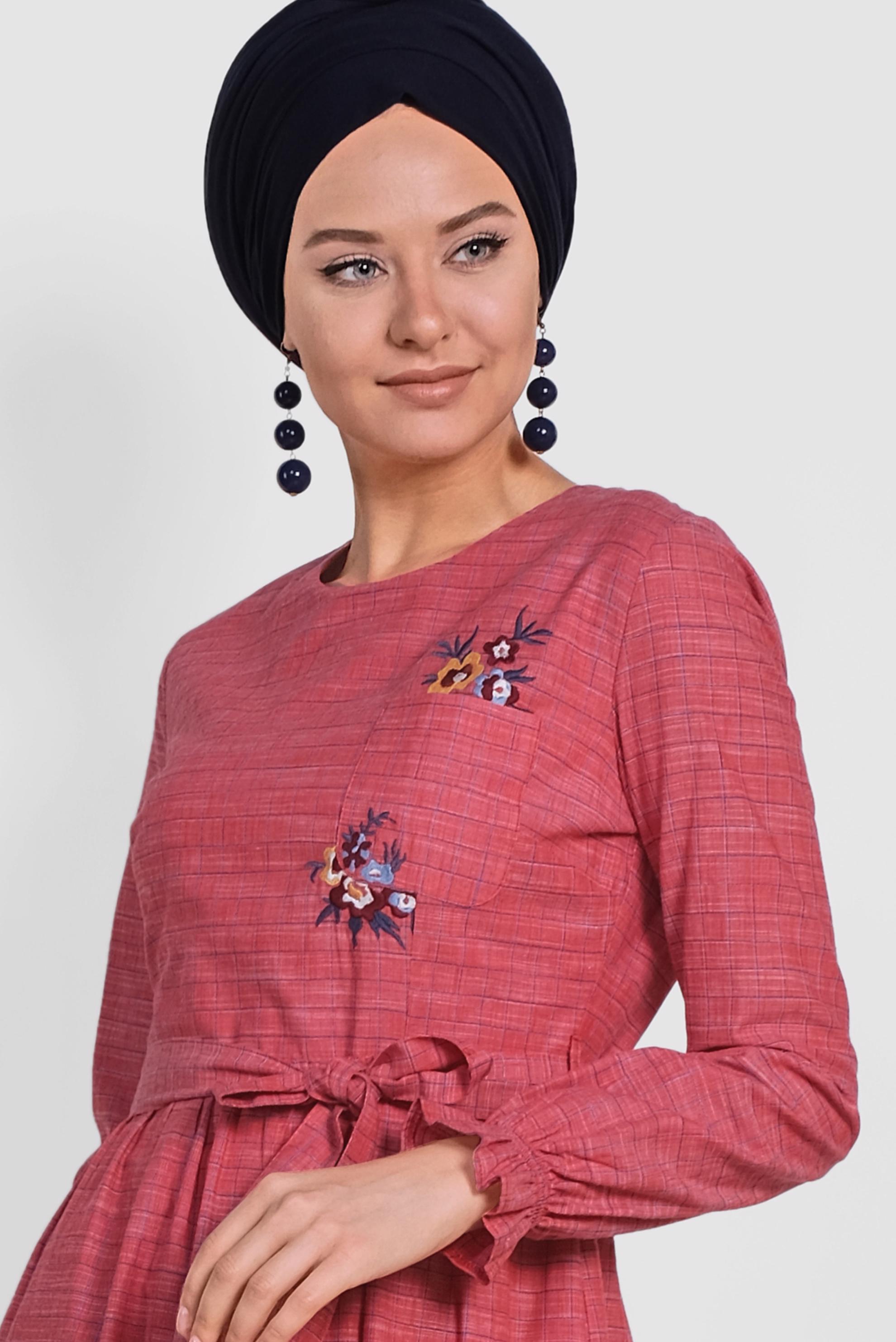 Tesettür giyim KIRMIZI KARE DESENLİ NAKIŞ İŞLEMELİ ELBİSE 4168