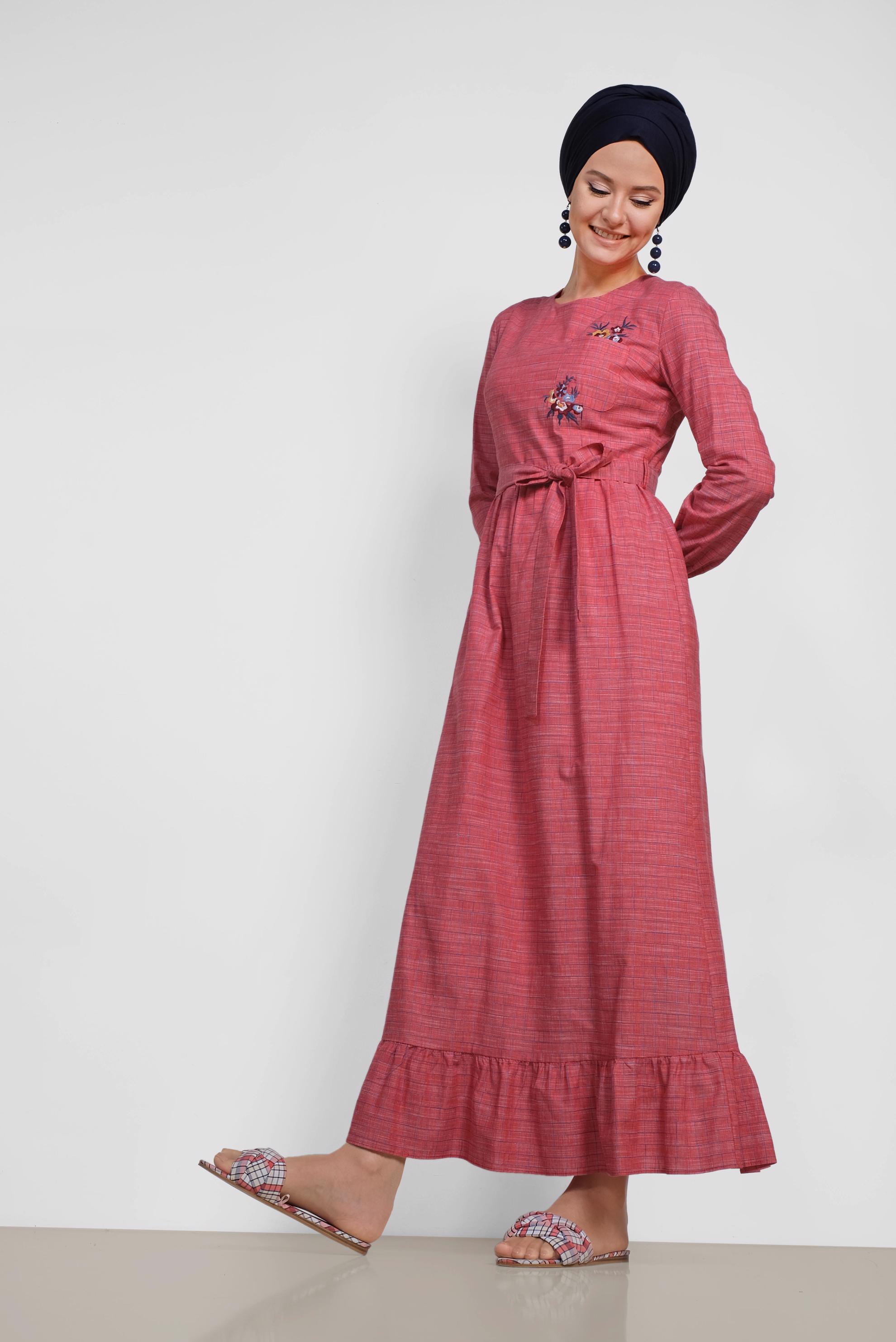 Tesettür giyim KIRMIZI KARE DESENLİ NAKIŞ İŞLEMELİ ELBİSE 4168