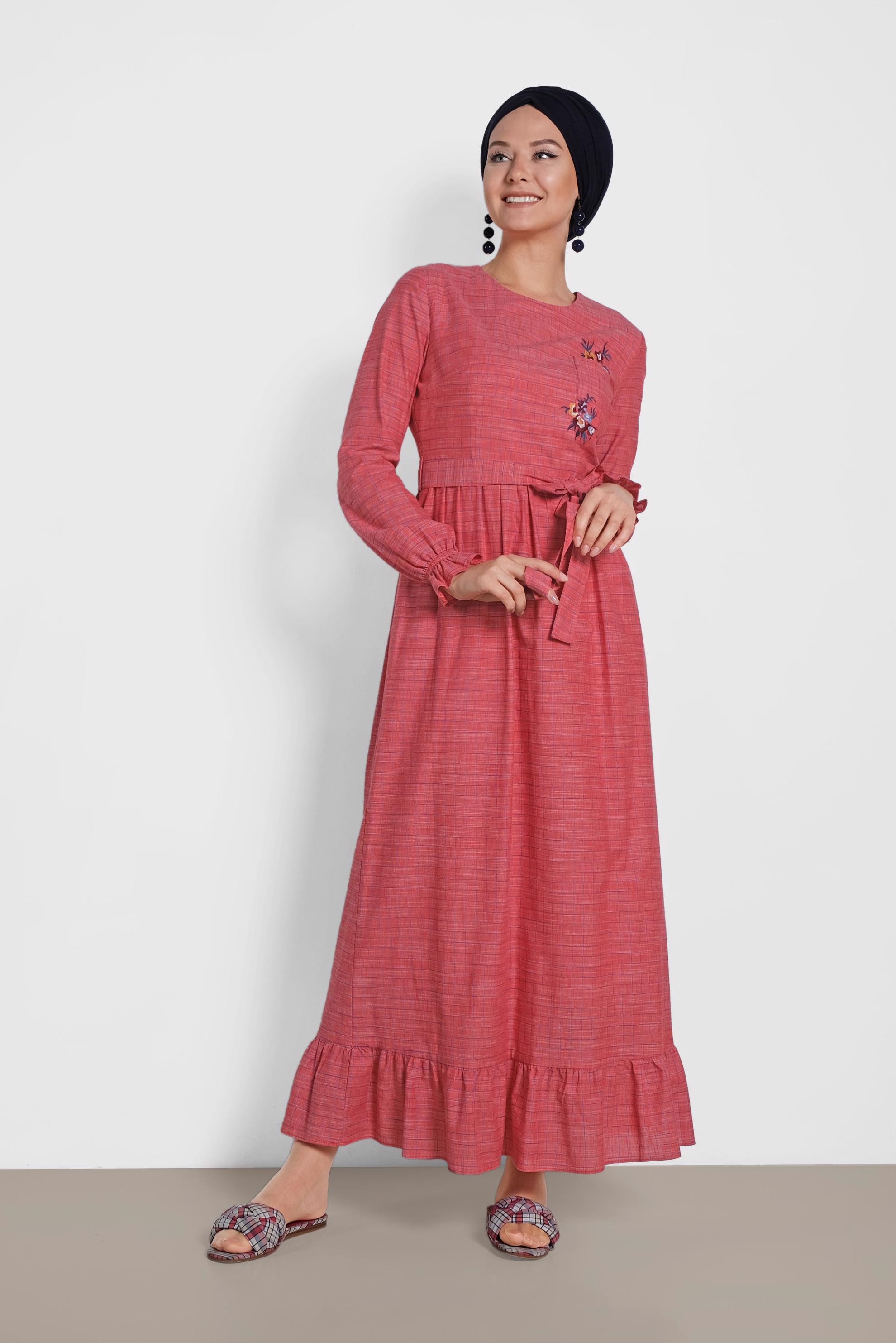 Tesettür giyim KIRMIZI KARE DESENLİ NAKIŞ İŞLEMELİ ELBİSE 4168