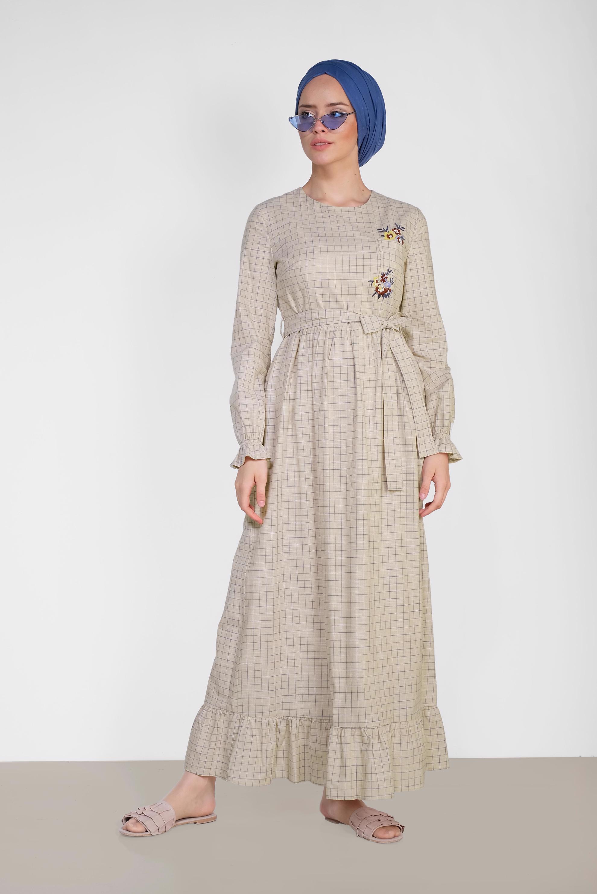Tesettür giyim BEJ KARE DESENLİ NAKIŞ İŞLEMELİ ELBİSE 4168