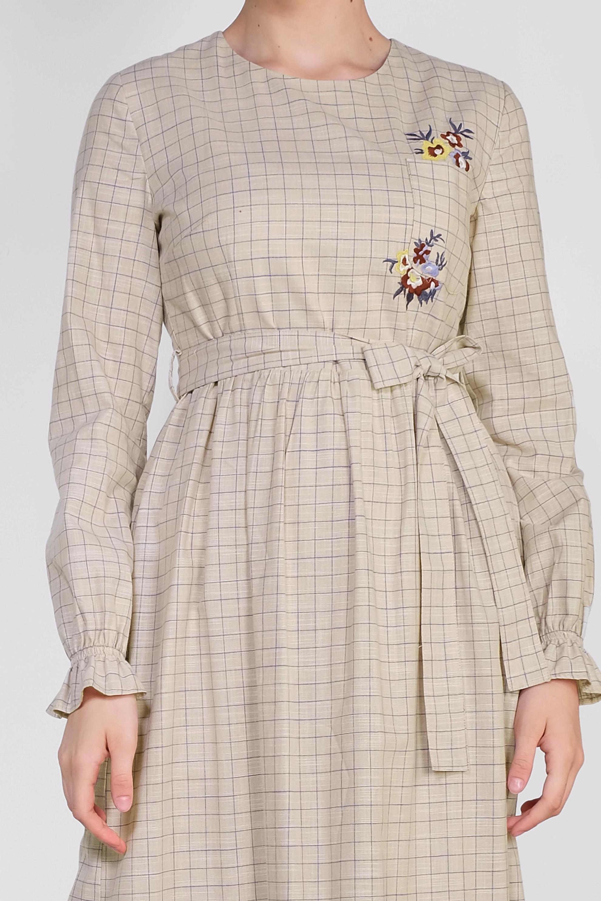 Tesettür giyim BEJ KARE DESENLİ NAKIŞ İŞLEMELİ ELBİSE 4168