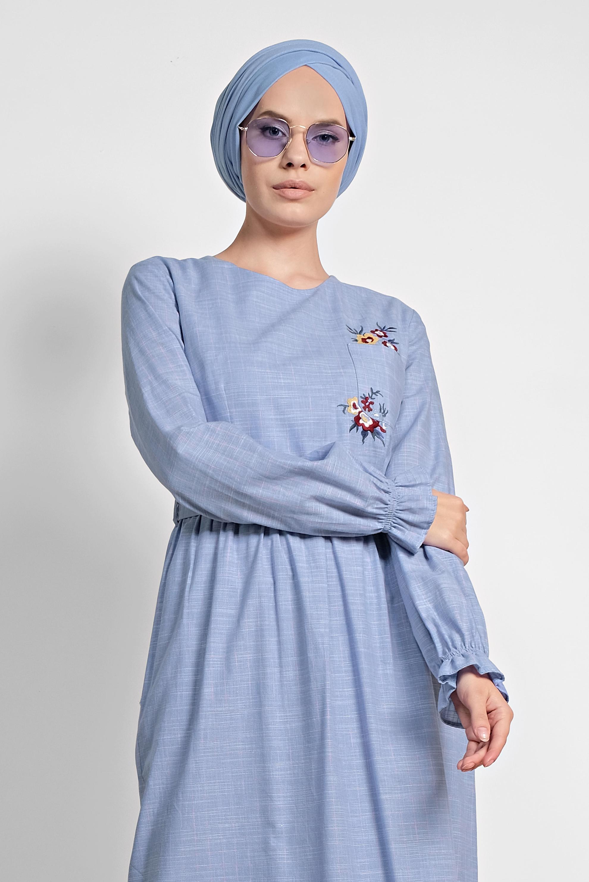 Tesettür giyim MAVİ KARE DESENLİ NAKIŞ İŞLEMELİ ELBİSE 4168