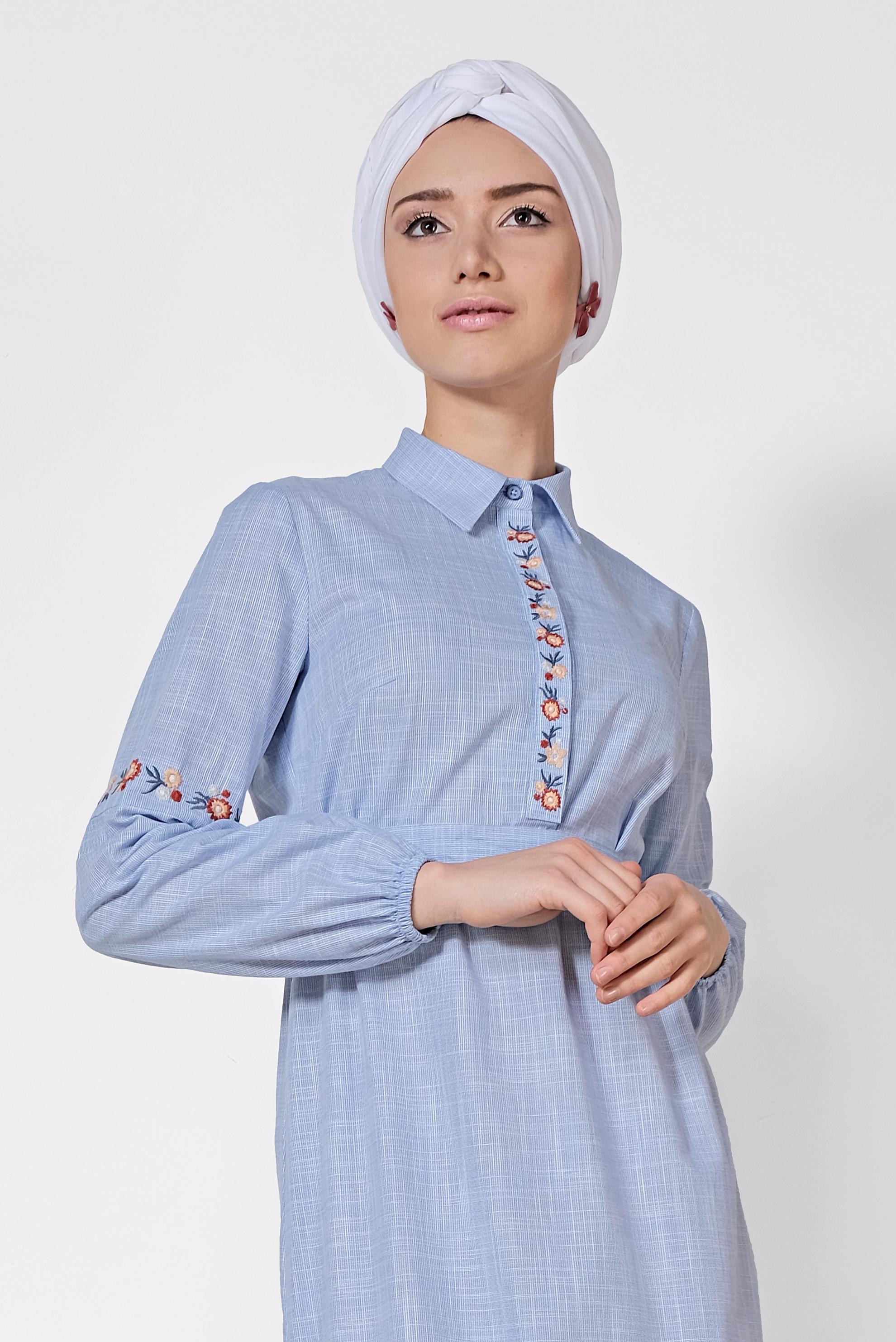 Tesettür giyim MAVİ RENKLİ İŞLEMELİ PAMUKLU ELBİSE 4264