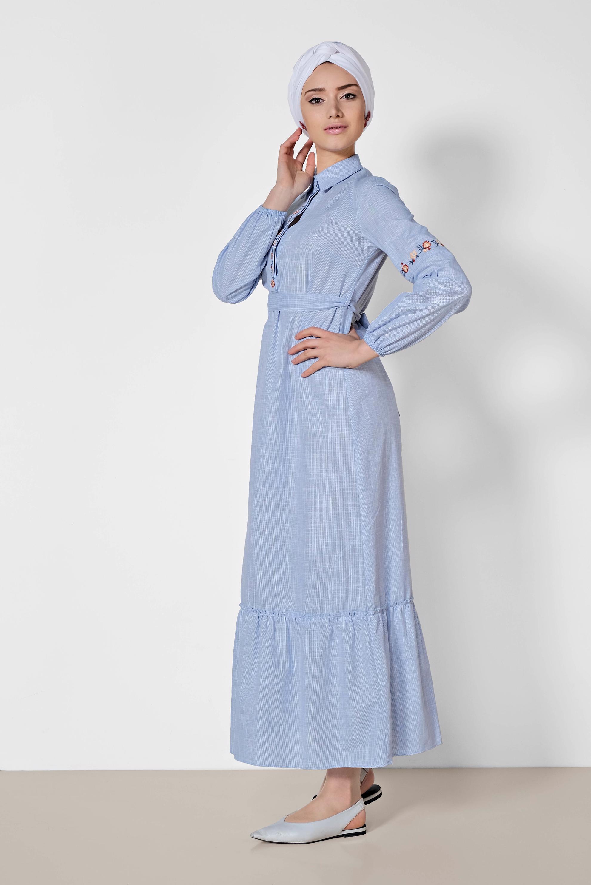 Tesettür giyim MAVİ RENKLİ İŞLEMELİ PAMUKLU ELBİSE 4264