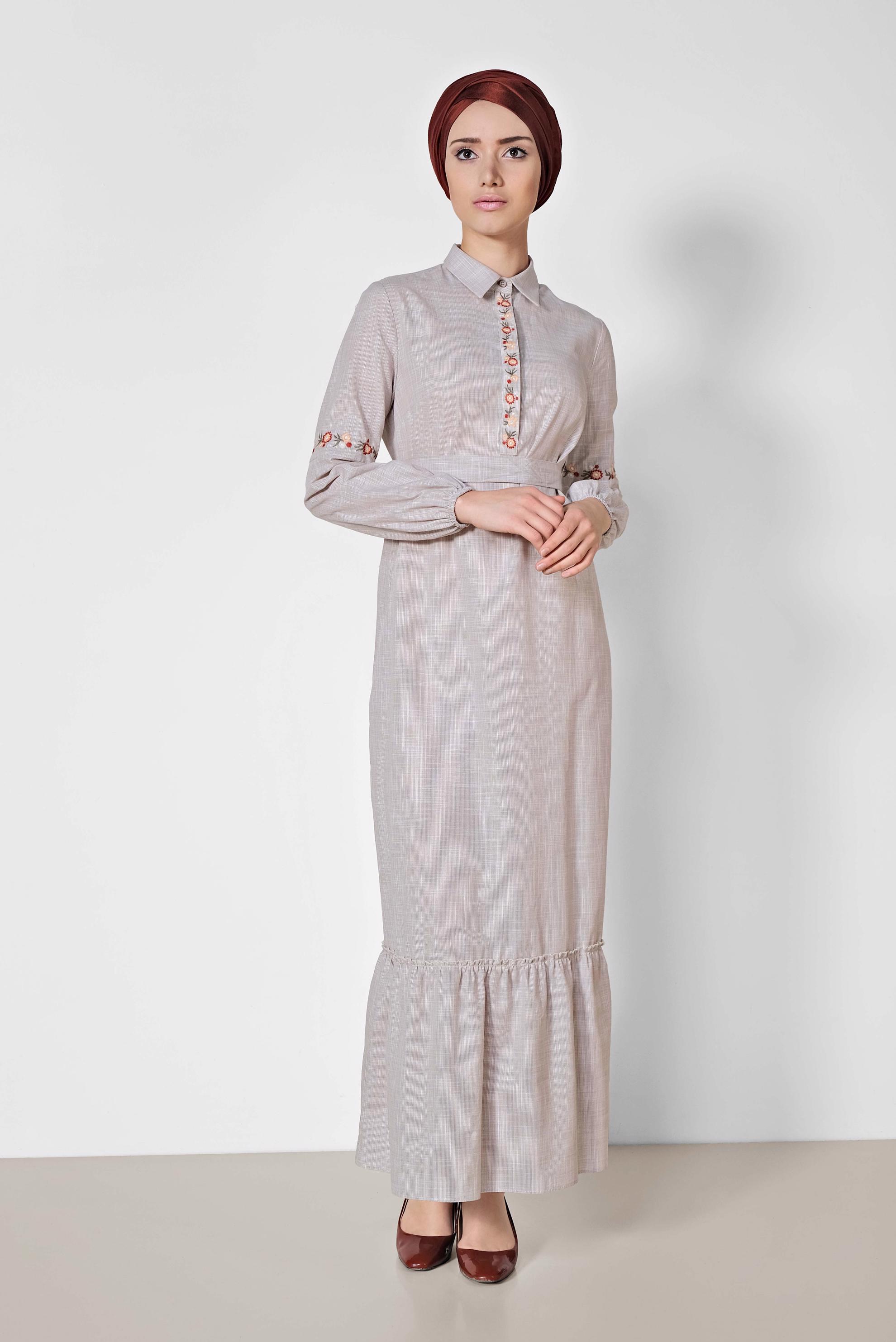 Tesettür giyim BEJ RENKLİ İŞLEMELİ PAMUKLU ELBİSE 4264