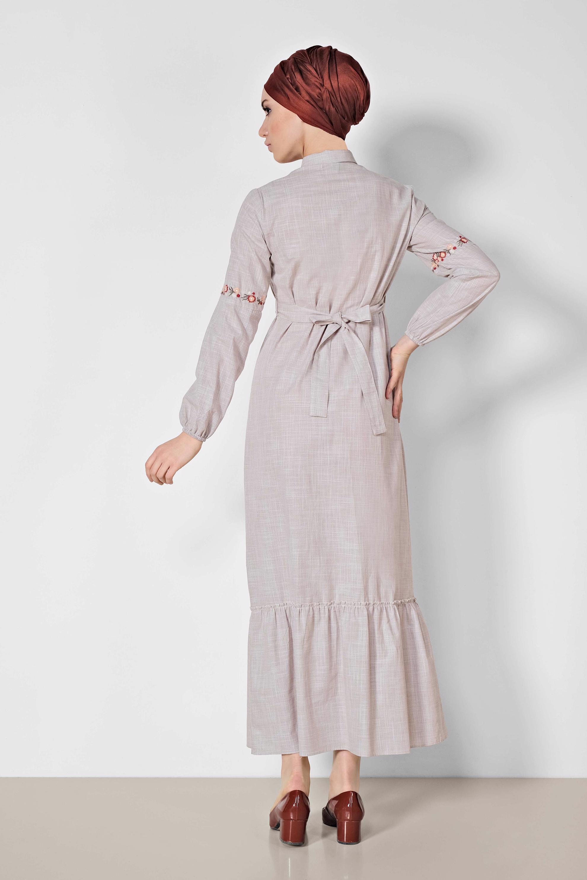 Tesettür giyim BEJ RENKLİ İŞLEMELİ PAMUKLU ELBİSE 4264