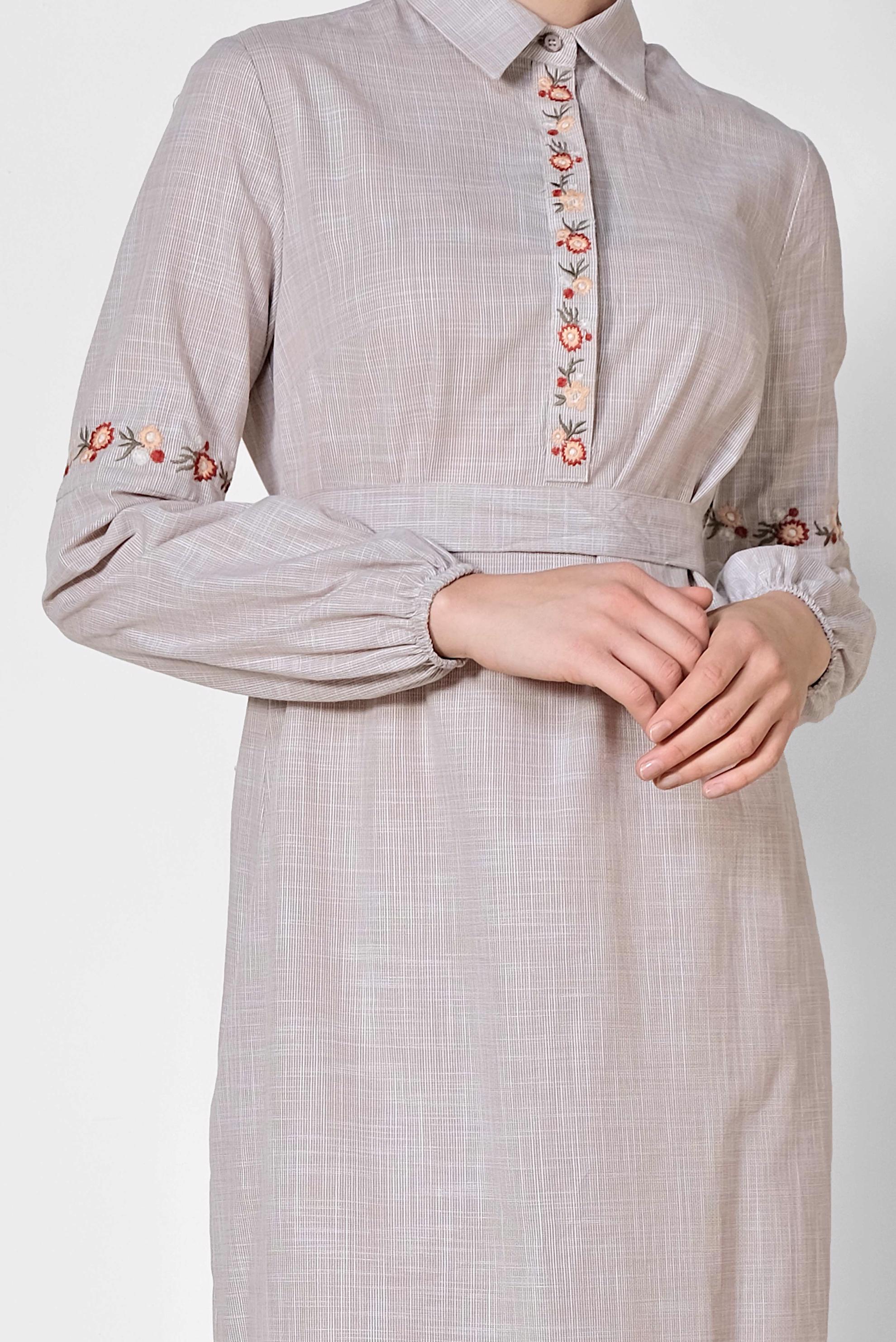 Tesettür giyim BEJ RENKLİ İŞLEMELİ PAMUKLU ELBİSE 4264