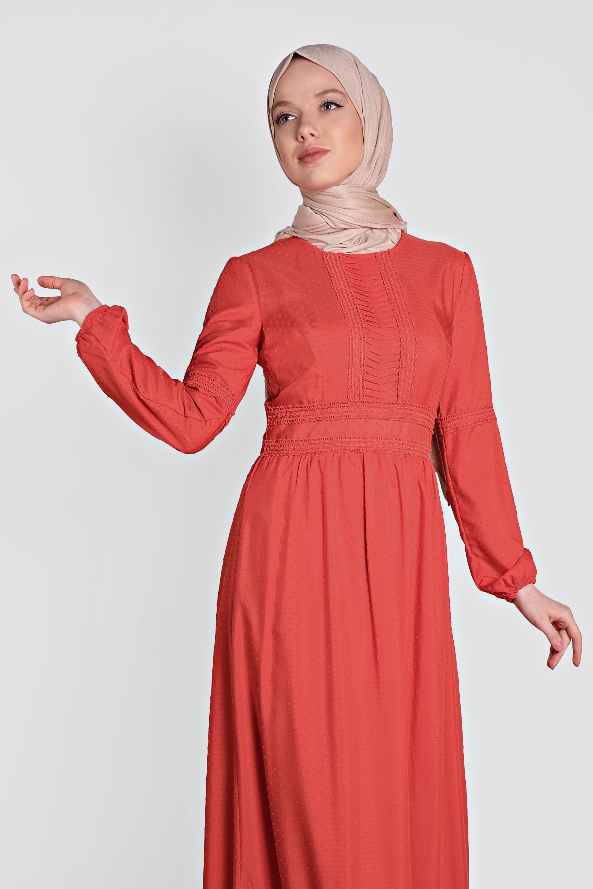 Tesettür giyim KIRMIZI BİLEKLERİ LASTİKLİ GÜPÜR DETAYLI ELBİSE 4278 