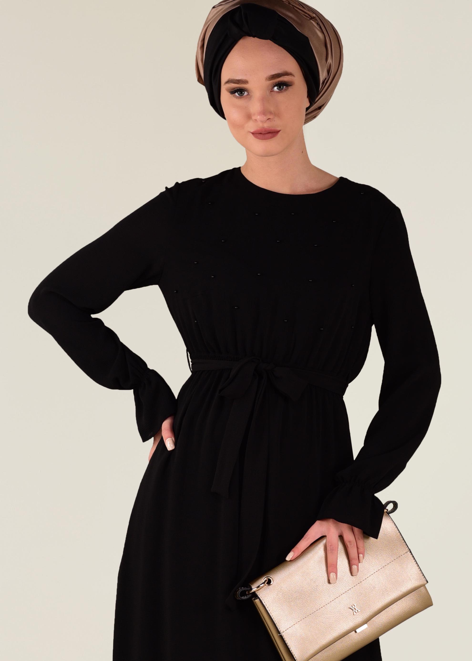 Tesettür giyim SİYAH BELDEN KUŞAKLI İNCİLİ ELBİSE 4309