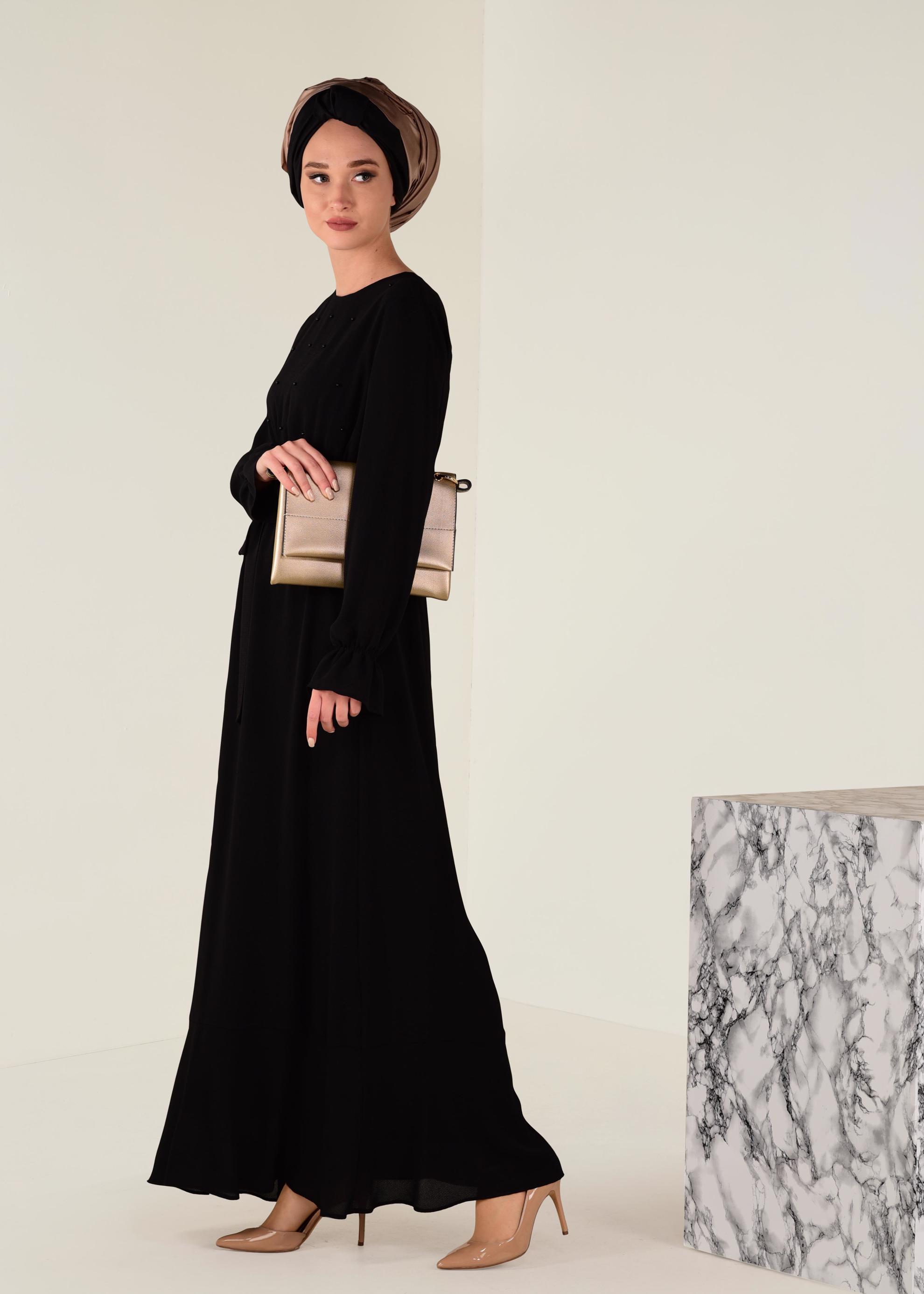 Tesettür giyim SİYAH BELDEN KUŞAKLI İNCİLİ ELBİSE 4309