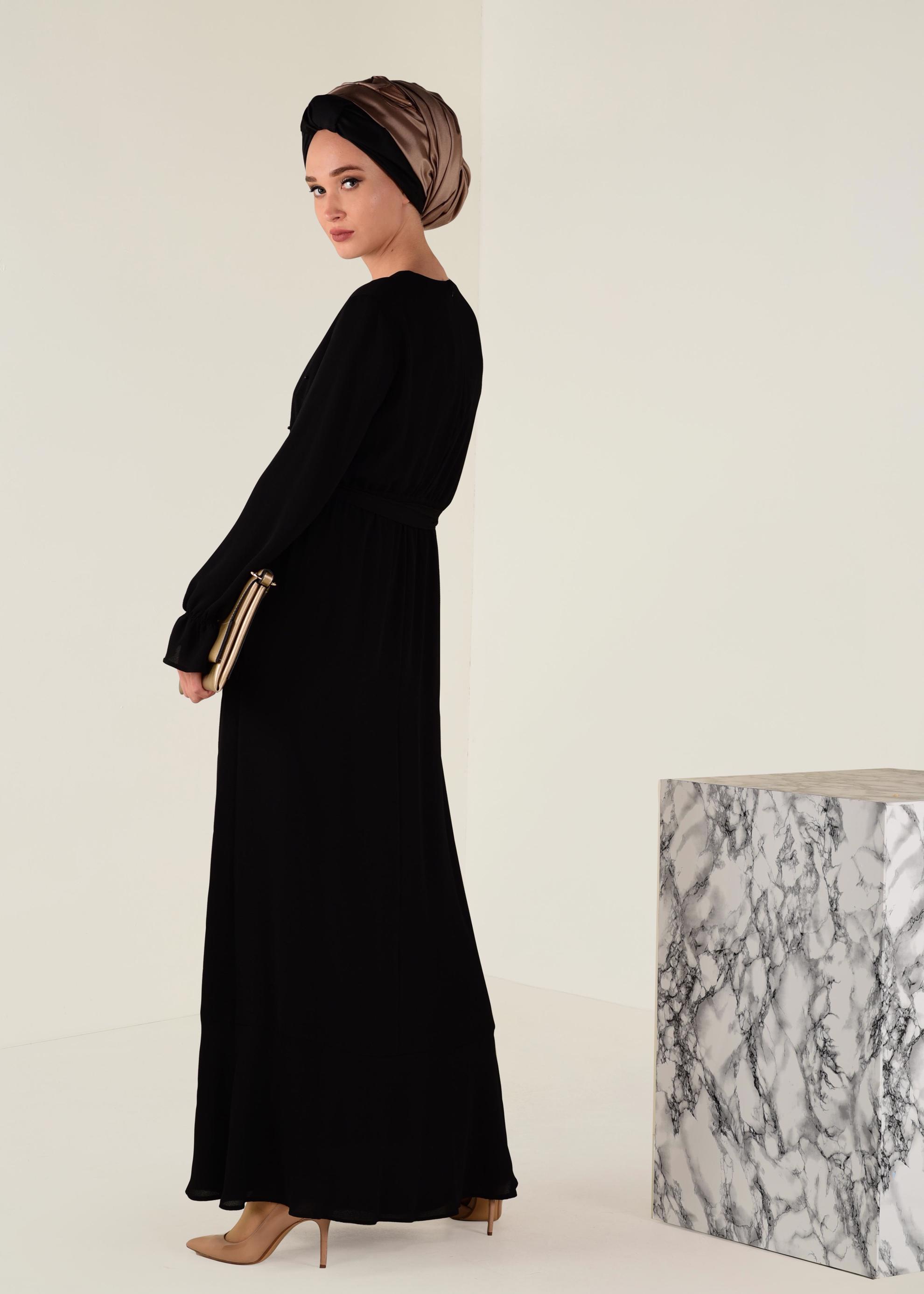 Tesettür giyim SİYAH BELDEN KUŞAKLI İNCİLİ ELBİSE 4309
