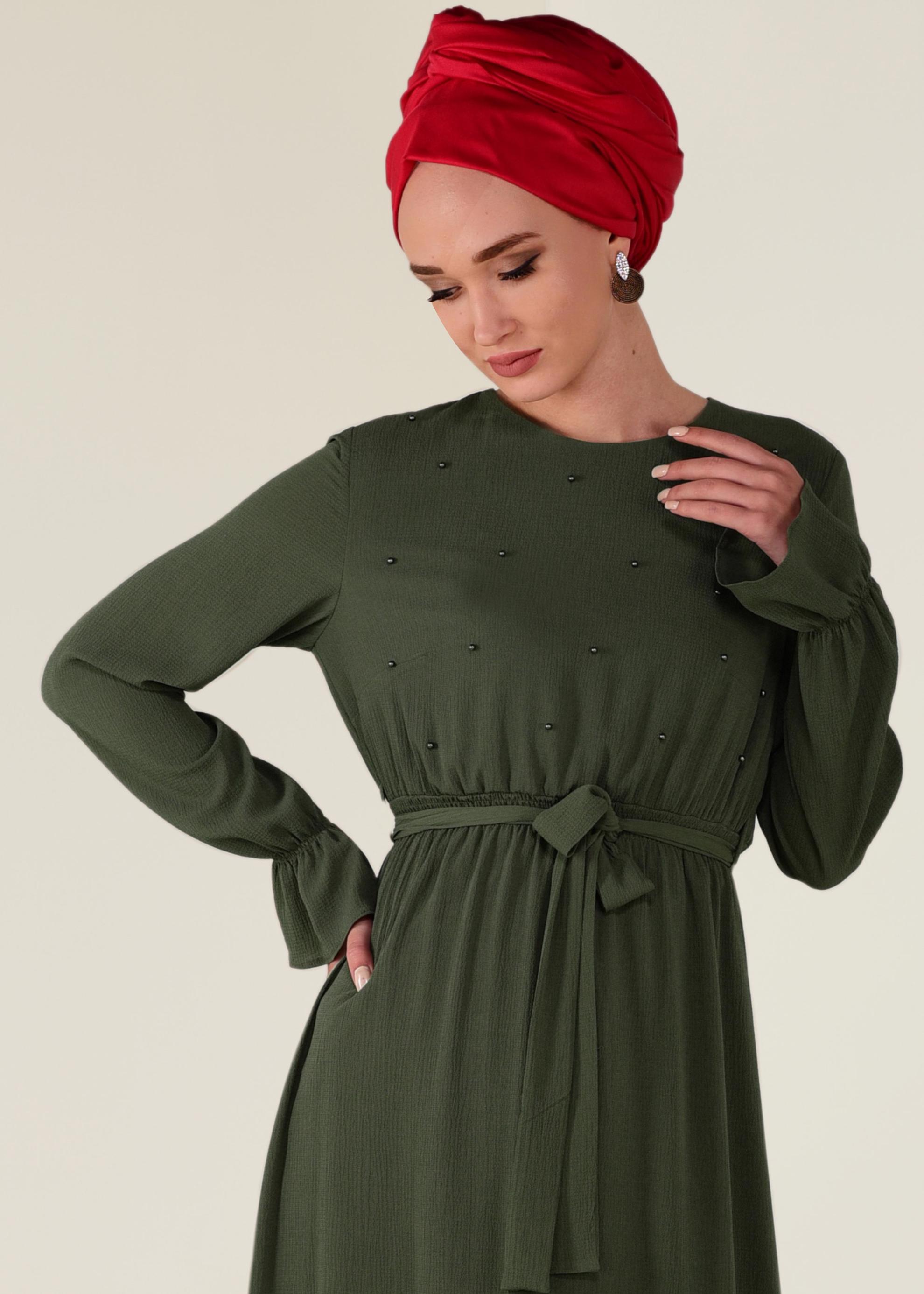 Tesettür giyim HAKİ BELDEN KUŞAKLI İNCİLİ ELBİSE 4309