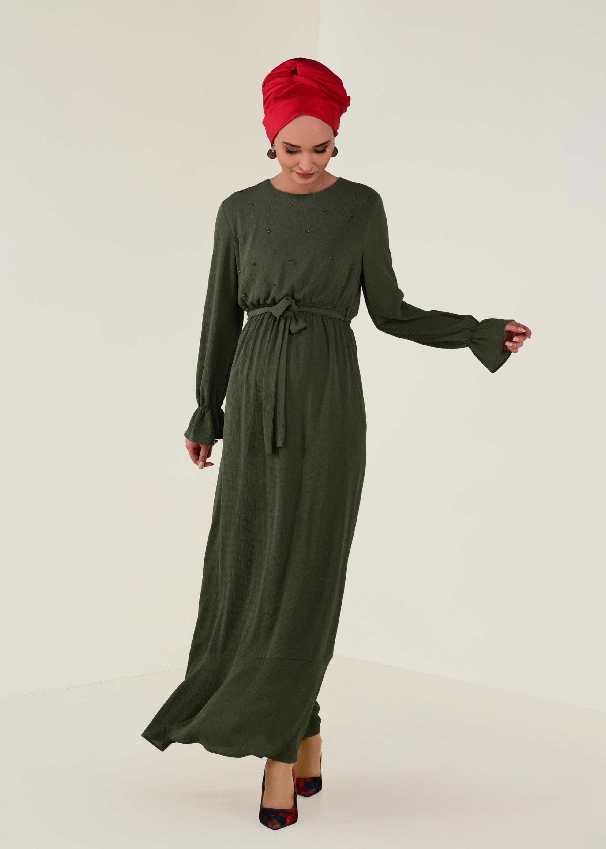 Tesettür giyim HAKİ BELDEN KUŞAKLI İNCİLİ ELBİSE 4309