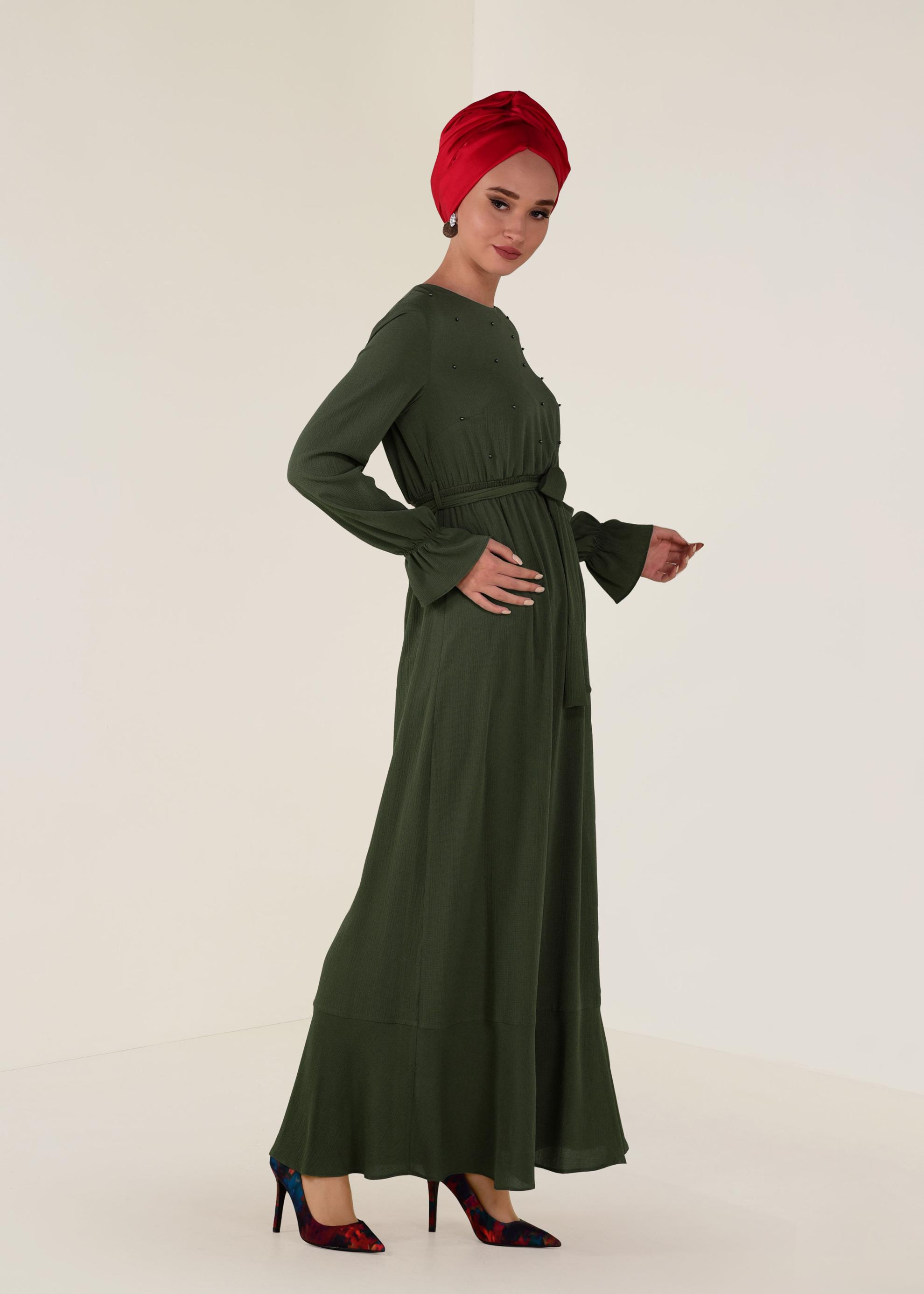 Tesettür giyim HAKİ BELDEN KUŞAKLI İNCİLİ ELBİSE 4309