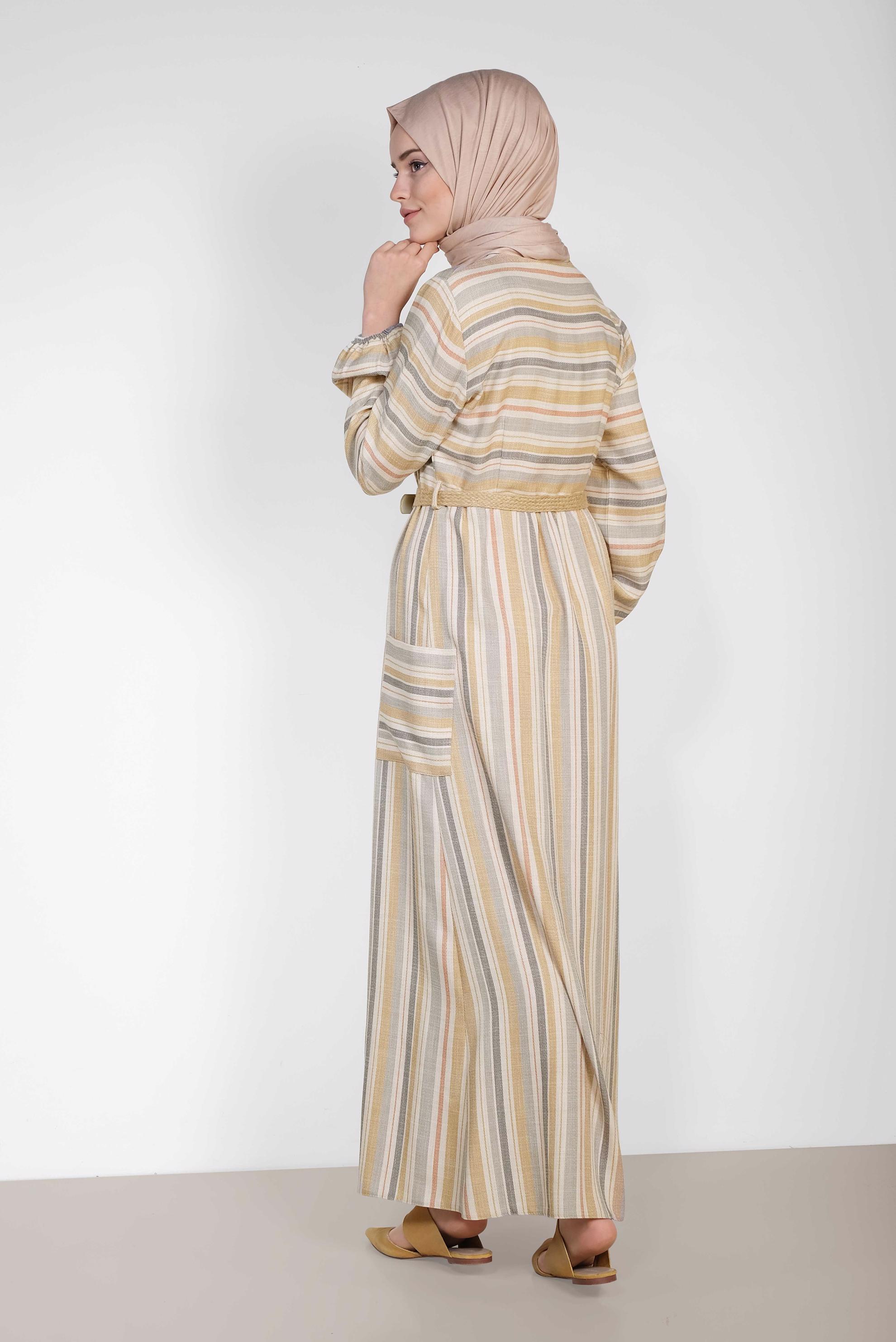 Tesettür giyim SARI ÇİZGİLİ KUMAŞTAN KEMERLİ VE CEP DETAYLI ELBİSE 4358 