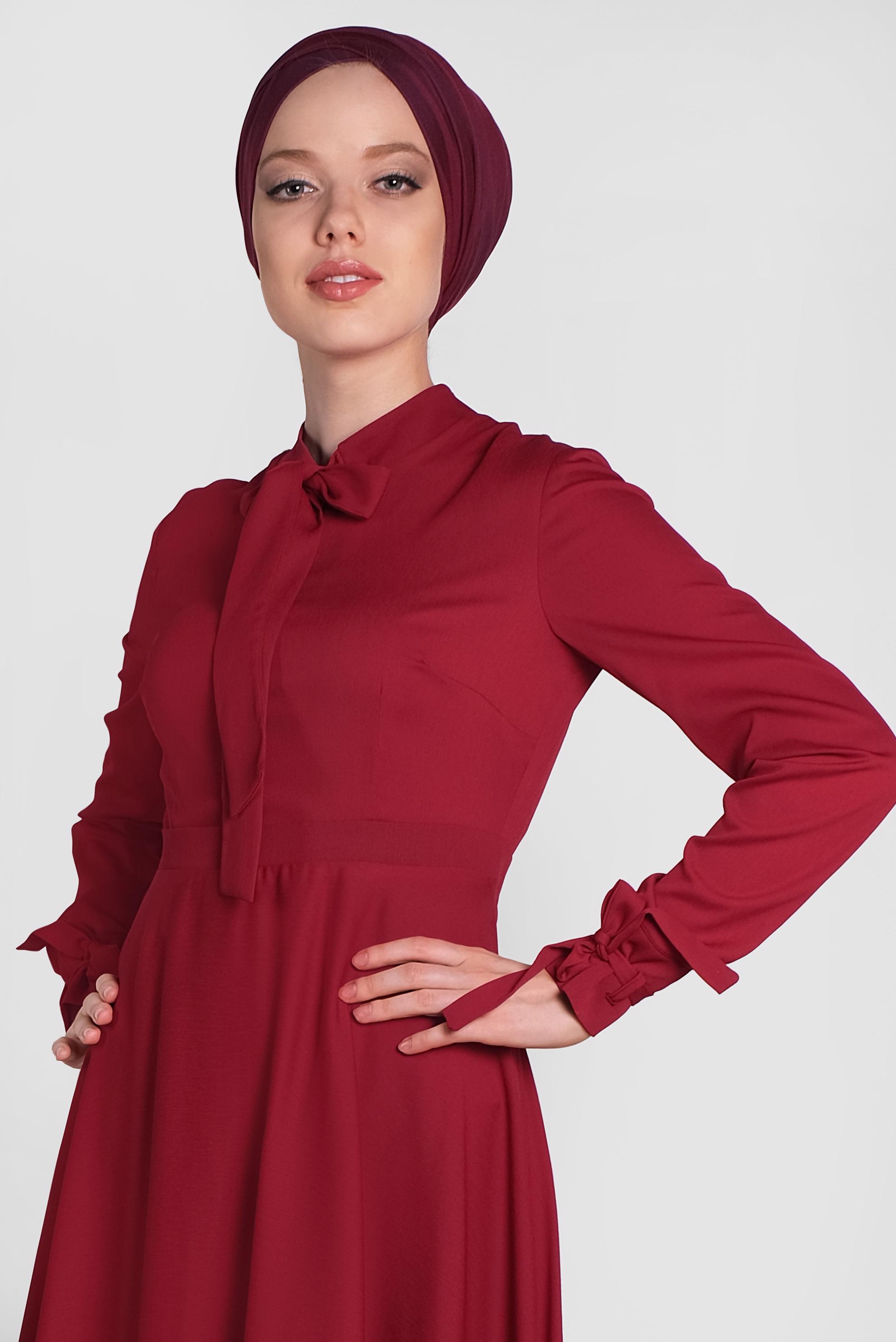 Tesettür giyim BORDO KOLLARI VE YAKASI BAĞCIK DETAYLI ELBİSE 4484