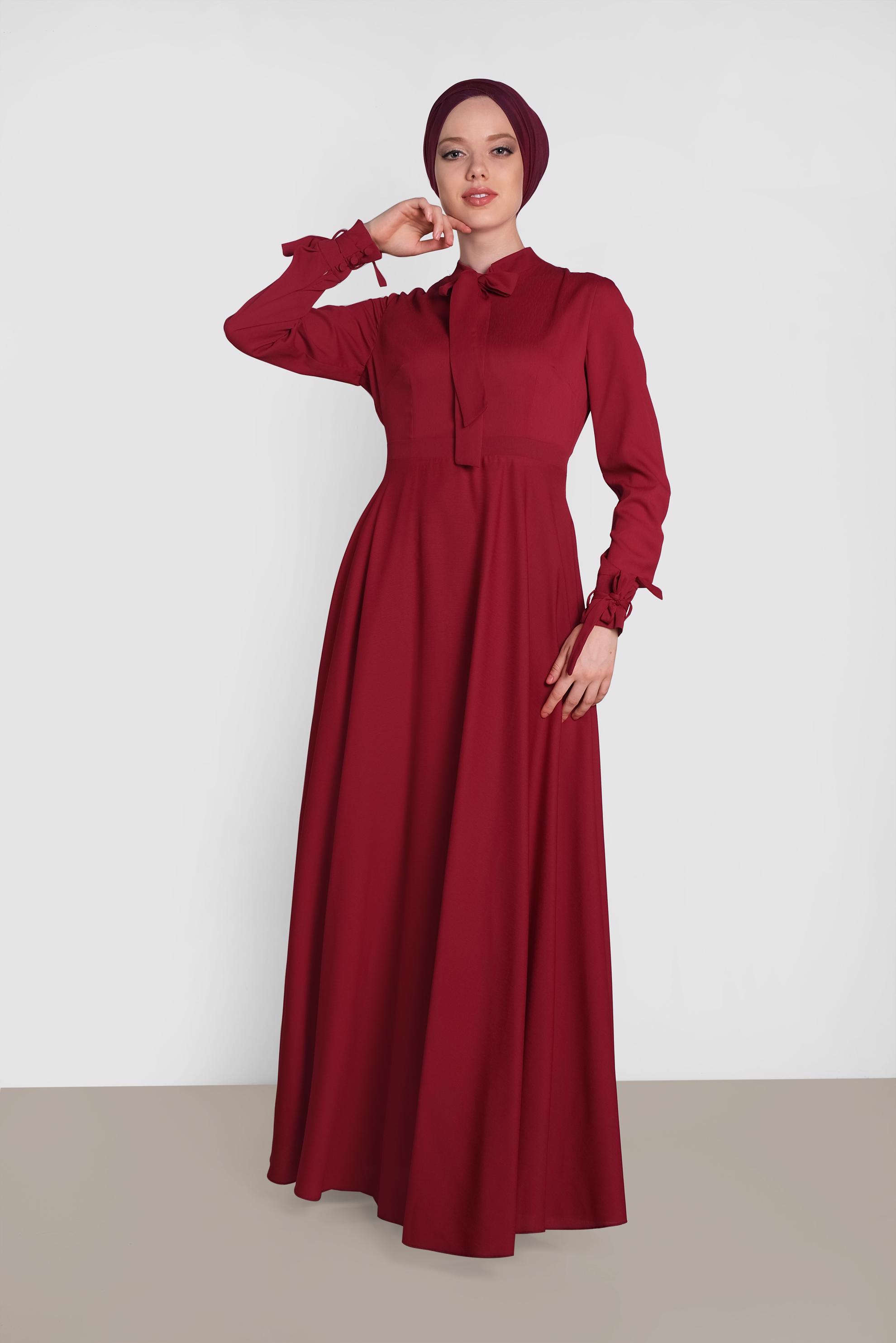 Tesettür giyim BORDO KOLLARI VE YAKASI BAĞCIK DETAYLI ELBİSE 4484