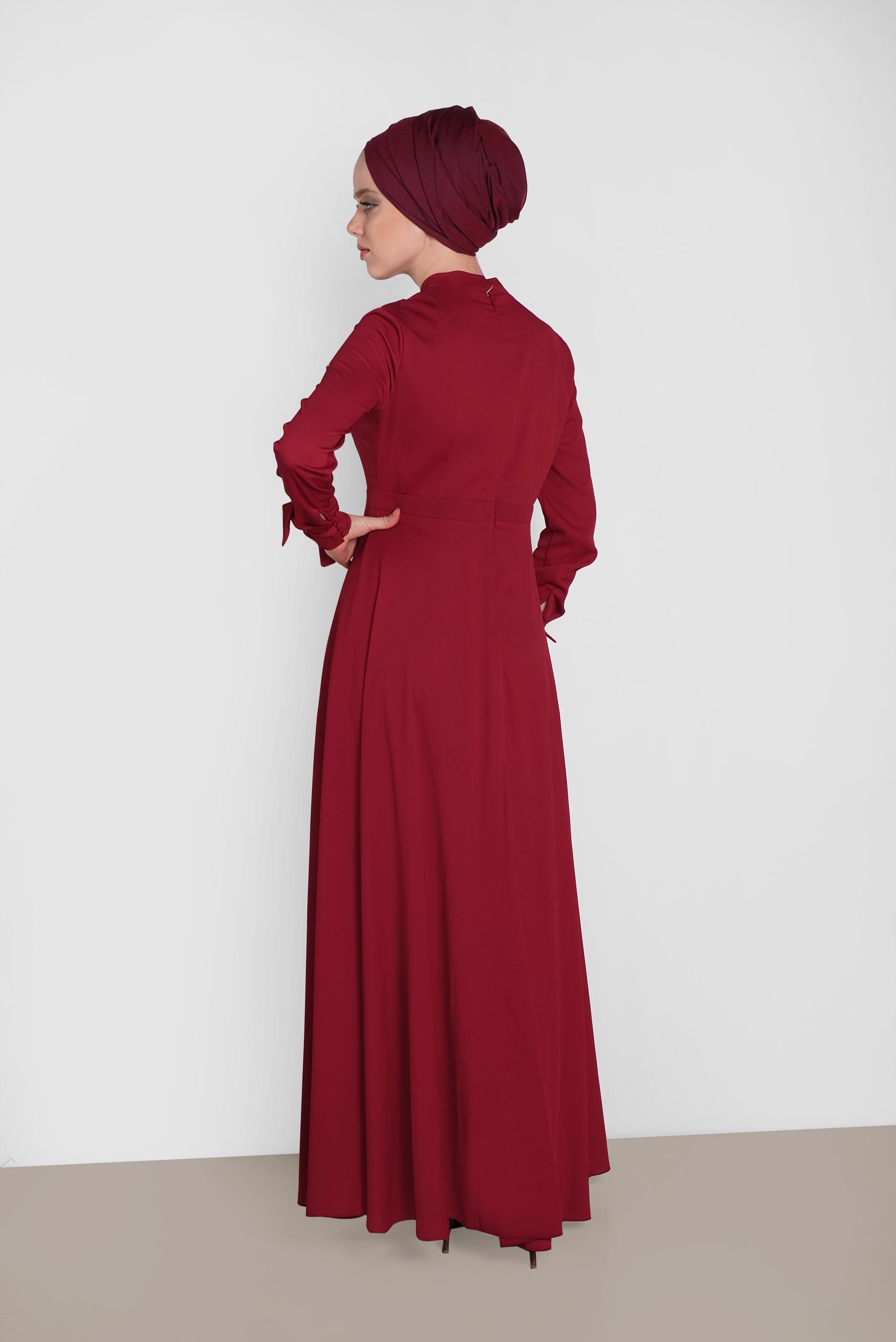 Tesettür giyim BORDO KOLLARI VE YAKASI BAĞCIK DETAYLI ELBİSE 4484