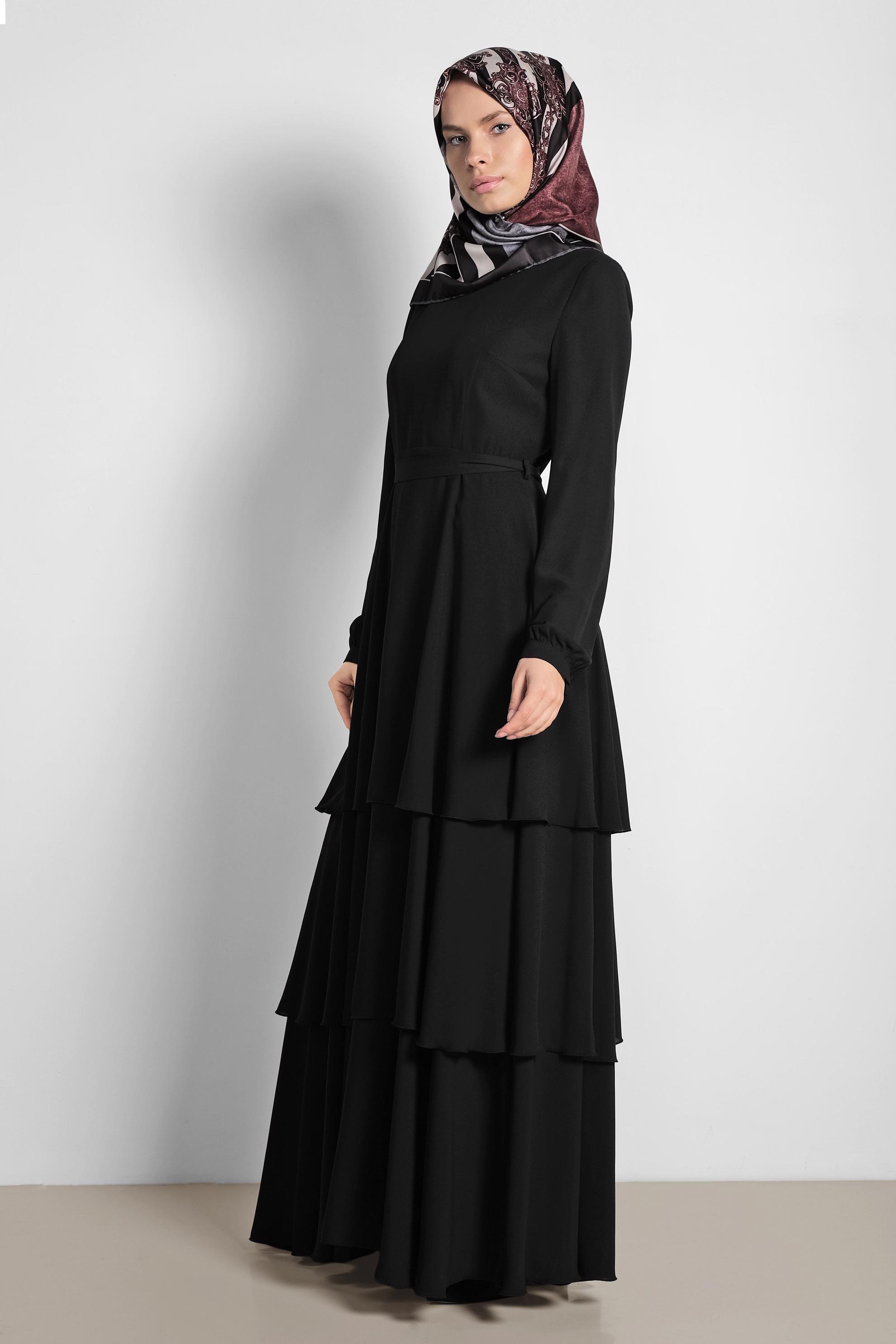 Tesettür giyim SİYAH KATKAT VOLANLI BELİ BAĞCIKLI ELBİSE 4926